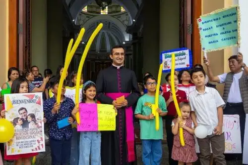 El secretario personal del papa León XIV, padre Edgard Rimaycuna, participó el domingo 9 de agosto de la celebración eucarística celebrada en la iglesia Santa María Catedral de Chiclayo donde transmitió el saludo y bendición especial del Santo Padre a su querida Diócesis de Chiclayo.  ANDINA/Difusión