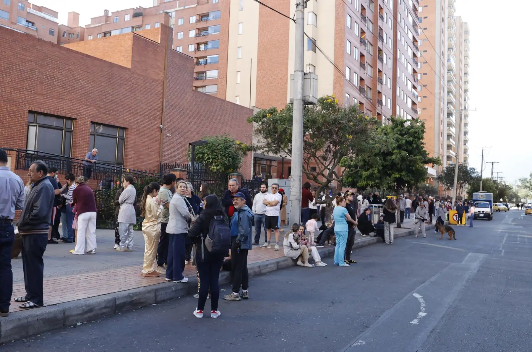Personas evacuan edificios tras un fuerte temblor este lunes, en Bogotá (Colombia). Un temblor de magnitud 7,4 sacudió gran parte de Colombia, según el Servicio Geológico Colombiano (SGC), y las autoridades informaron de daños en varias ciudades como Manizales, Cali y Pereira. Foto: EFE