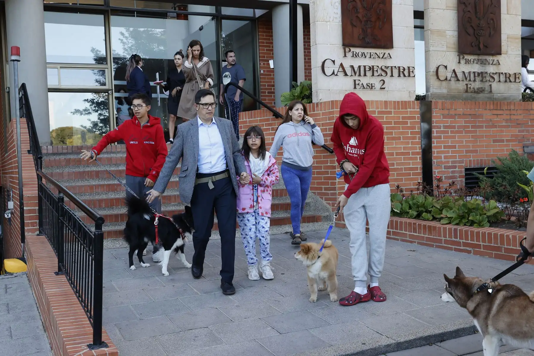 Personas evacuan edificios tras un fuerte temblor este lunes, en Bogotá (Colombia). Un temblor de magnitud 7,4 sacudió gran parte de Colombia, según el Servicio Geológico Colombiano (SGC), y las autoridades informaron de daños en varias ciudades como Manizales, Cali y Pereira. Foto: EFE