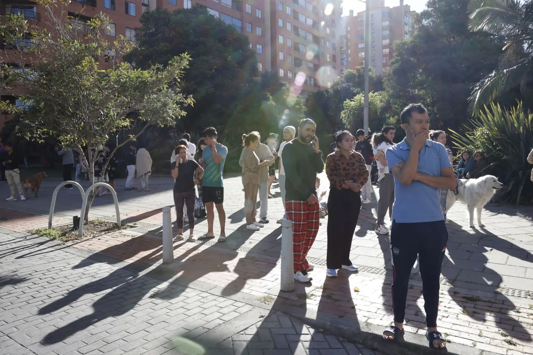 Personas evacuan edificios tras un fuerte temblor este lunes, en Bogotá (Colombia). Un temblor de magnitud 7,4 sacudió gran parte de Colombia, según el Servicio Geológico Colombiano (SGC), y las autoridades informaron de daños en varias ciudades como Manizales, Cali y Pereira. Foto: EFE