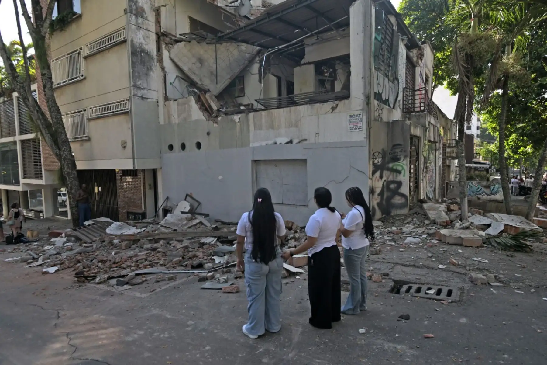 Mujeres observan un edificio dañado tras un terremoto en Cali, Colombia. Foto: AFP
