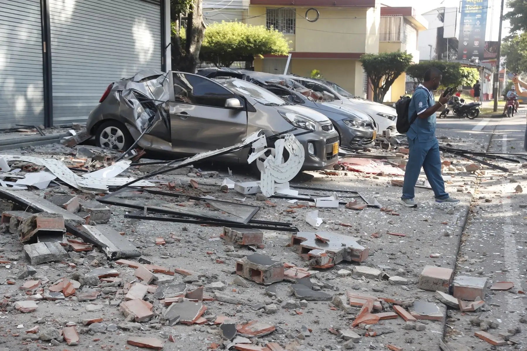 Vehículos afectados tras un fuerte temblor este lunes, en Cali (Colombia). Un temblor de magnitud 7,4 sacudió gran parte de Colombia, según el Servicio Geológico Colombiano (SGC), y las autoridades informaron de daños en varias ciudades como Manizales, Cali y Pereira. Foto: EFE