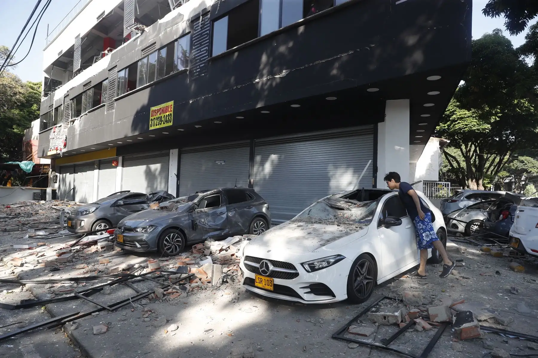 Vehículos afectados tras un fuerte temblor este lunes, en Cali (Colombia). Un temblor de magnitud 7,4 sacudió gran parte de Colombia, según el Servicio Geológico Colombiano (SGC), y las autoridades informaron de daños en varias ciudades como Manizales, Cali y Pereira. Foto: EFE