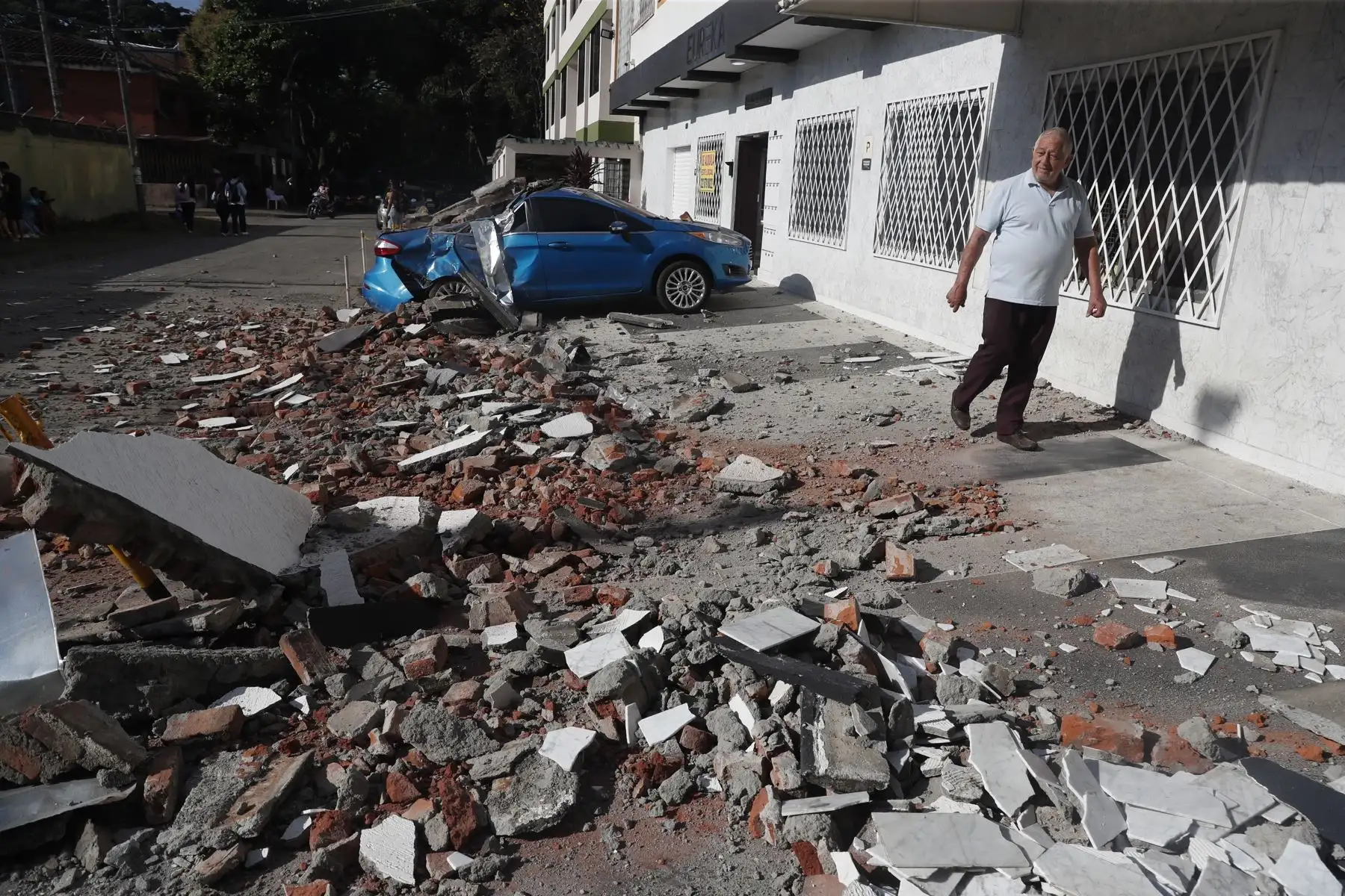 Un hombre observa escombros tras un fuerte temblor este lunes, en Cali, Colombia. Foto: EFE