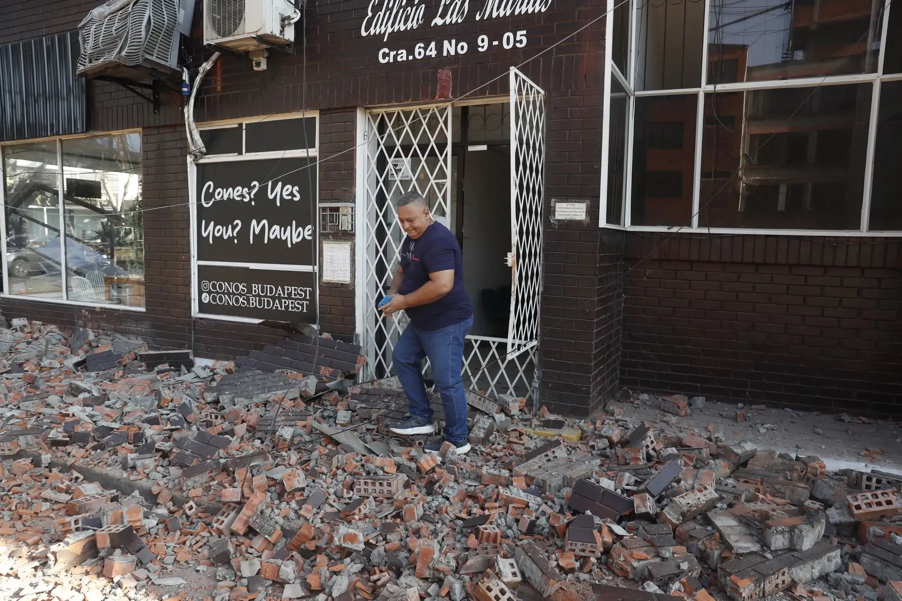 Un hombre observa escombros tras un fuerte temblor este lunes, en Cali, Colombia. Foto: EFE