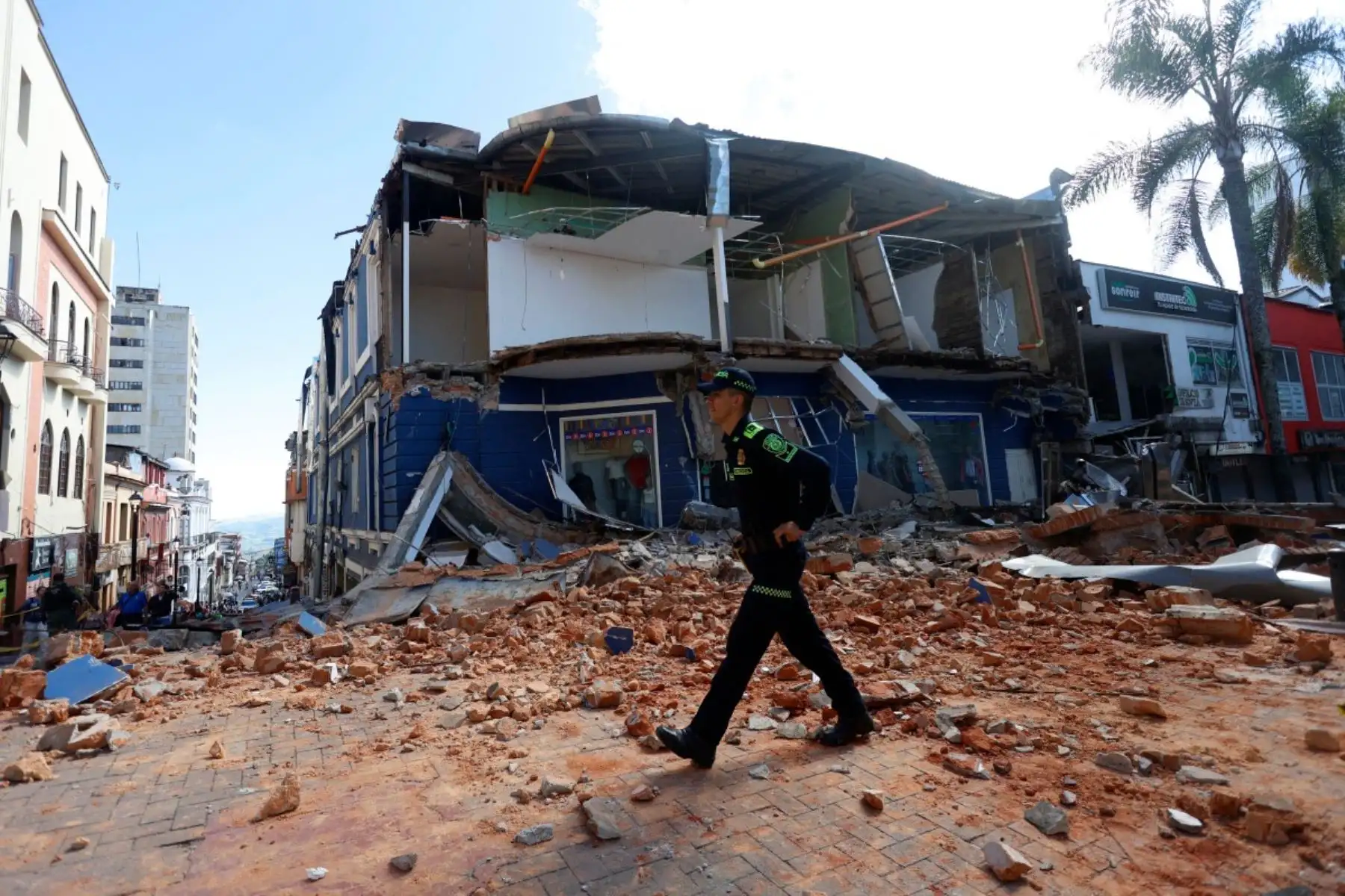 Un agente de policía camina entre los escombros de un local comercial dañado tras el terremoto en Manizales, Colombia, el 10 de agosto de 2026.
Un fuerte terremoto sacudió Colombia. Foto: AFP