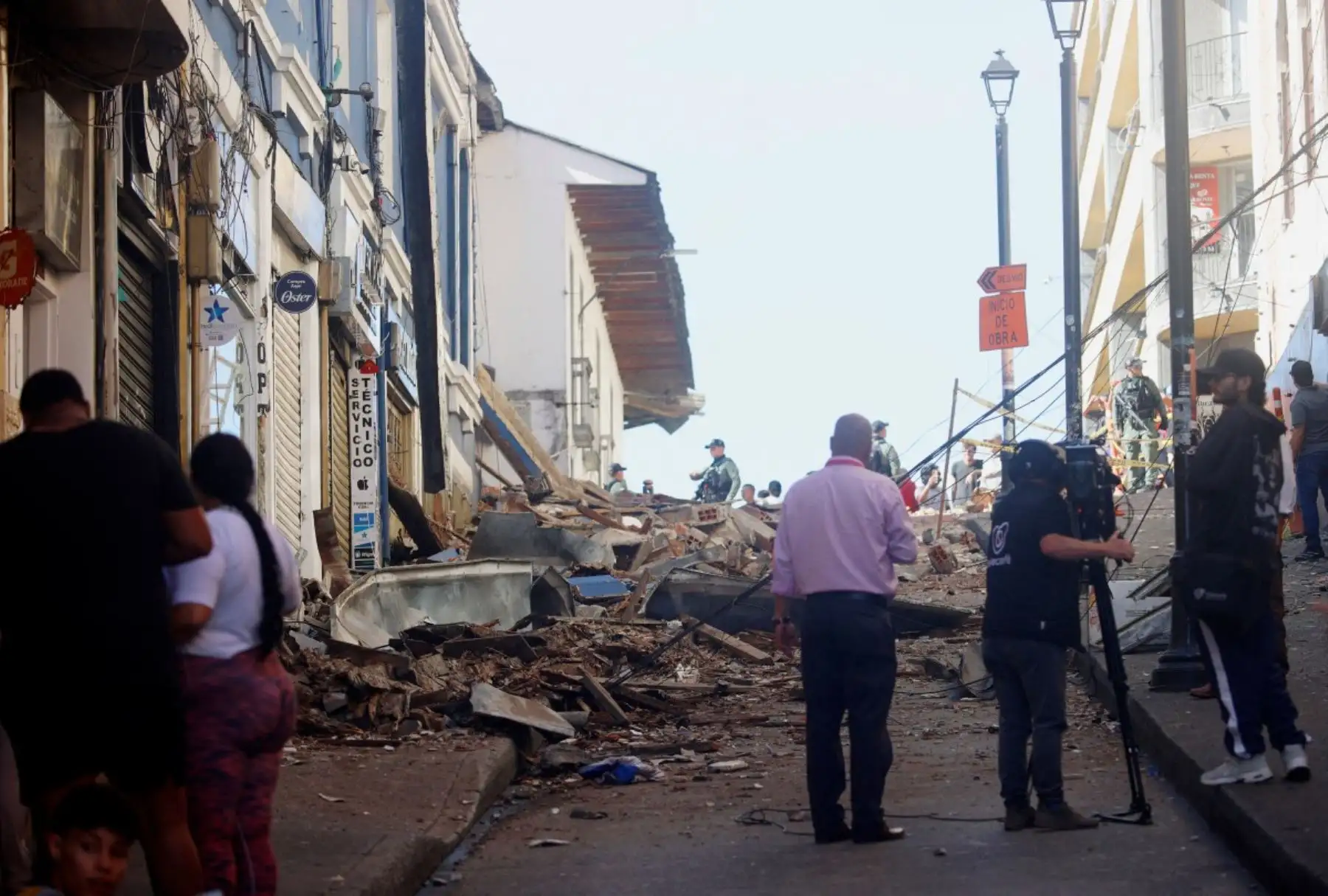 Escombros en una calle tras el terremoto que sacudió Manizales, Colombia. Foto: AFP