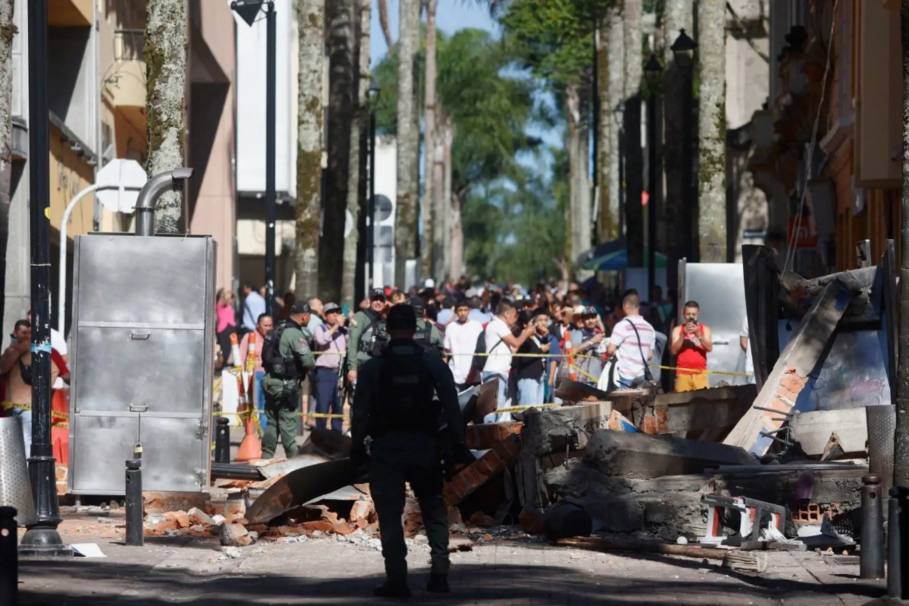Escombros en una calle tras el terremoto que sacudió Manizales, Colombia. Foto: AFP