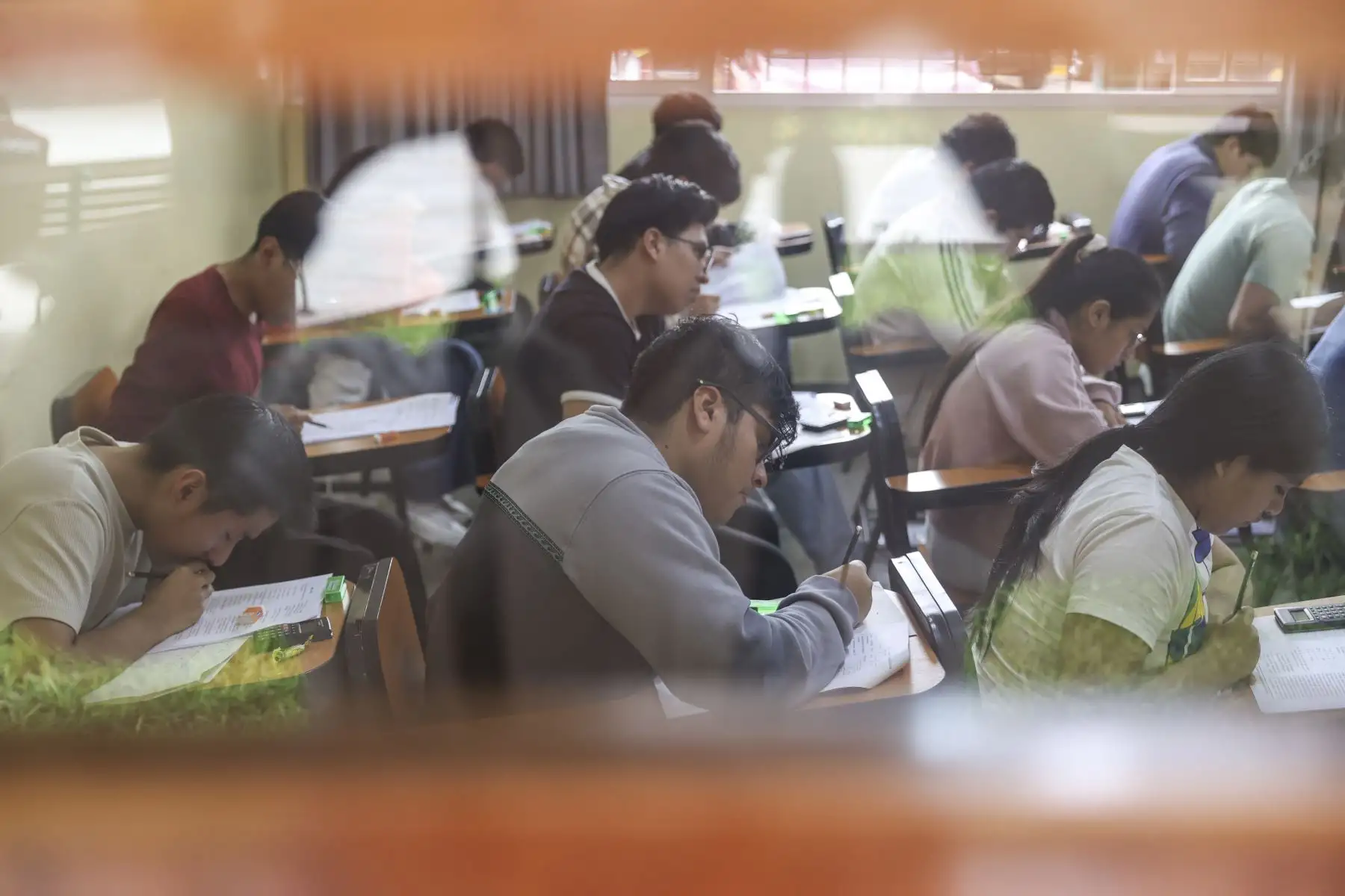 Con edades que van desde los 16 hasta los 48 años, miles de jóvenes provenientes de diferentes regiones del país, así como postulantes extranjeros y con discapacidad, iniciaron las exigentes jornadas de evaluación del Proceso de Admisión UNI 2026-2.Foto: ANDINA/ Jhonel Rodríguez
