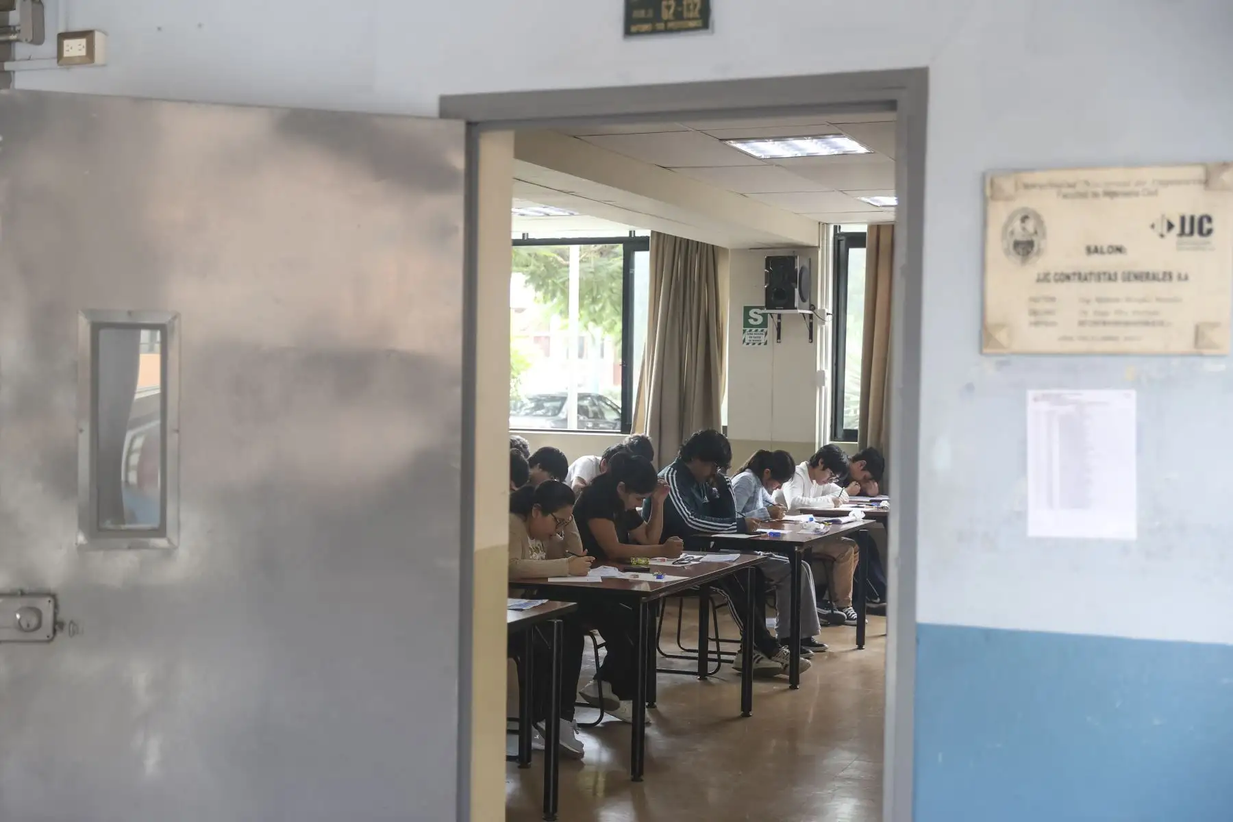 Jóvenes de distintas ciudades del Perú llegan a Lima para rendir el Examen de Admisión UNI 2026-2. La evaluación, que cuenta con más de 5.500 inscritos, se lleva a cabo los días 10, 12 y 14 de agosto con el respaldo de sistemas de vigilancia con inteligencia artificial. Foto: ANDINA/ Jhonel Rodríguez