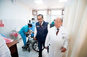 Ministro de Salud, Luis Dyer, en visita de inspección e hospitales. Foto: ANDINA/Difusión.