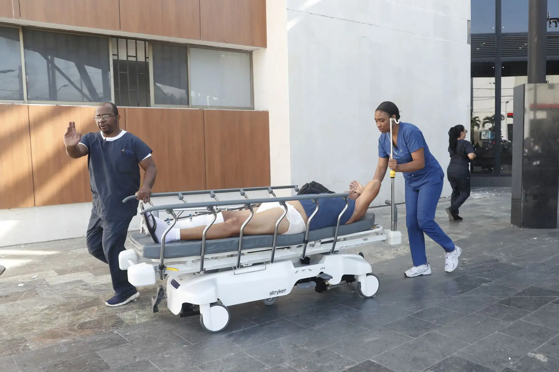 Una persona es evacuada de un hospital este lunes, en Cali (Colombia). Al menos 20 edificios sufrieron graves daños por consecuencia del terremoto de magnitud 7,4 que sacudió la mayor parte del país, con epicentro en la zona del Pacífico. Foto: EFE