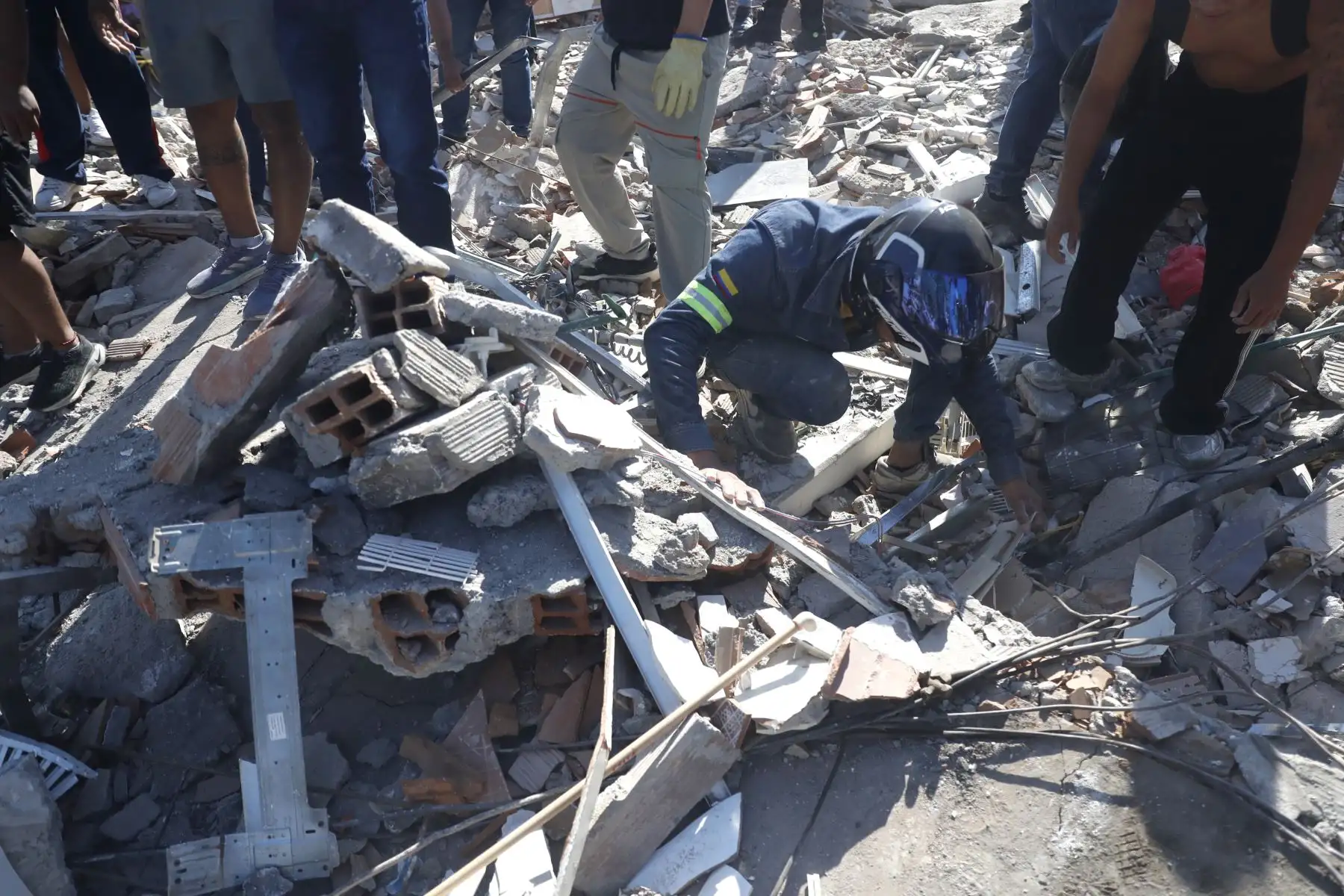 Una persona busca en los escombros de un edificio colapsado este lunes, en Cali (Colombia). Al menos 20 edificios sufrieron graves daños por consecuencia del terremoto de magnitud 7,4 que sacudió la mayor parte del país, con epicentro en la zona del Pacífico. Foto: EFE