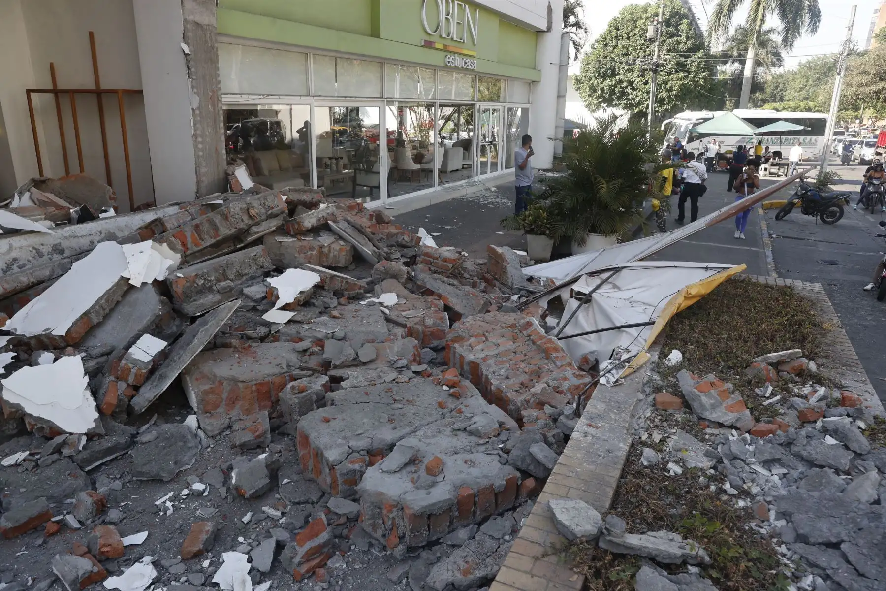 Fotografía que muestra escombros de un edificio colapsado este lunes, en Cali (Colombia). Al menos 20 edificios sufrieron graves daños por consecuencia del terremoto de magnitud 7,4 que sacudió la mayor parte del país, con epicentro en la zona del Pacífico. Foto: EFE