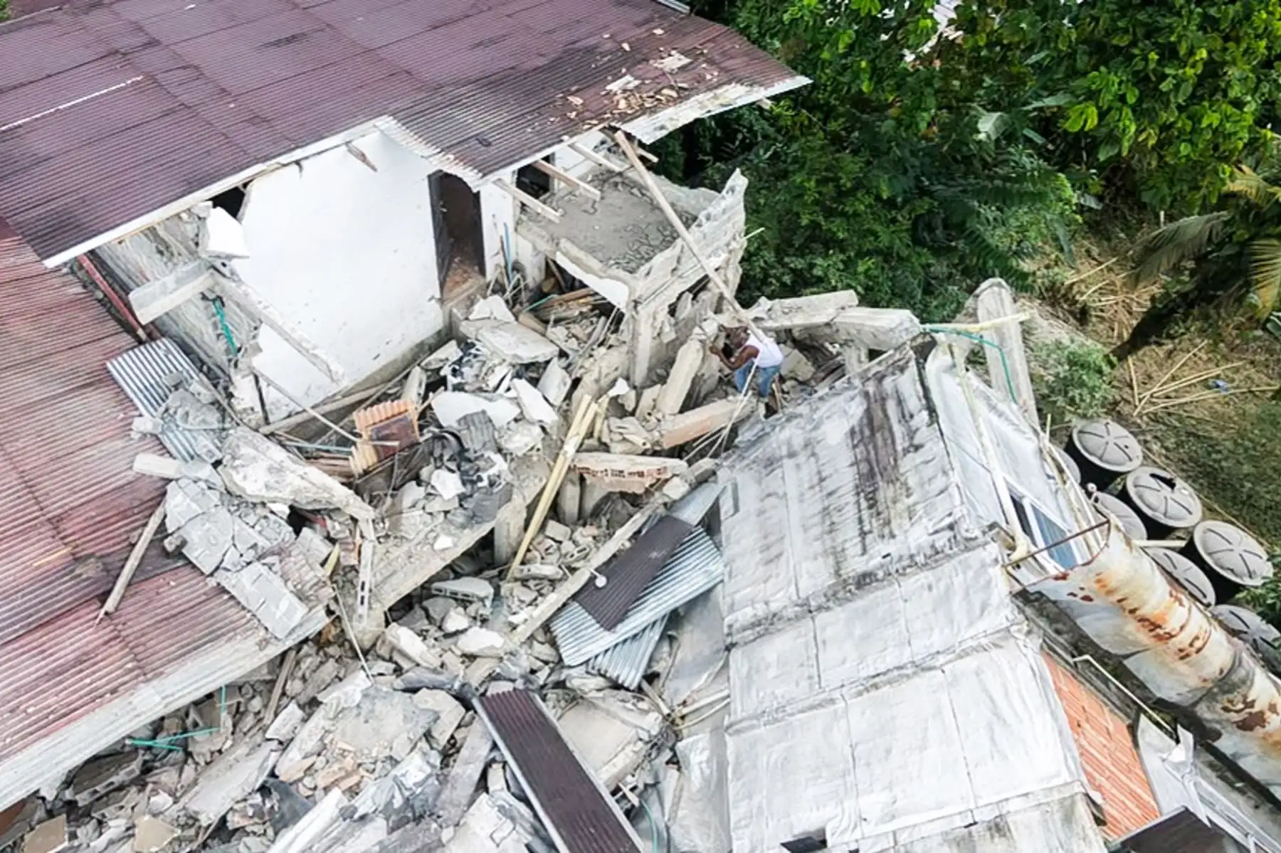 Civiles buscando entre los escombros de un edificio destruido por el terremoto de magnitud 7,4 que deja al menos 71 personas fallecidas en el país, 29 de ellas en ciudades capitales, este lunes en Quibdó. Foto: EFE