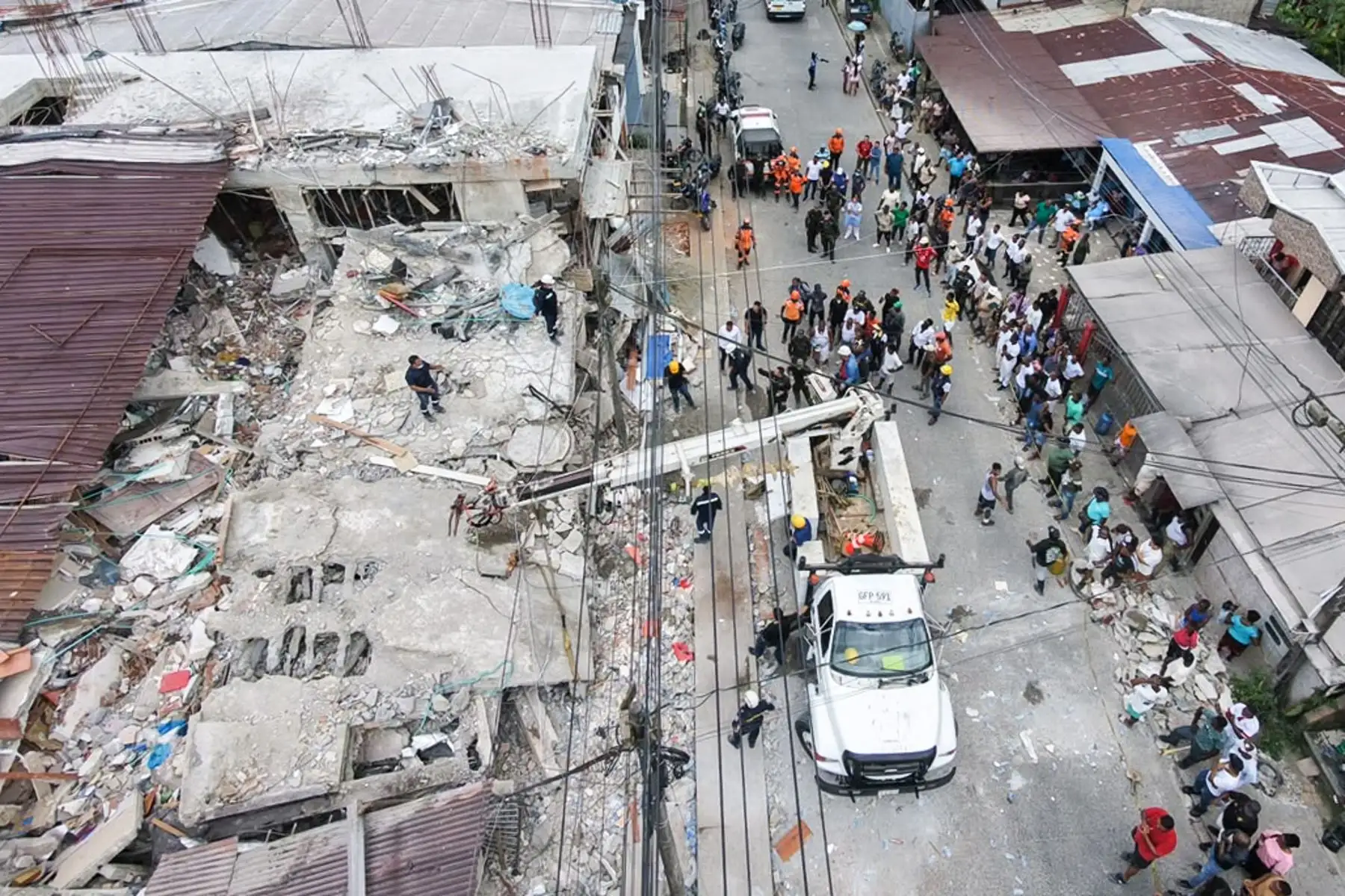 Civiles buscando entre los escombros de un edificio destruido por el terremoto de magnitud 7,4 que deja al menos 71 personas fallecidas en el país, 29 de ellas en ciudades capitales, este lunes en Quibdó. Foto: EFE