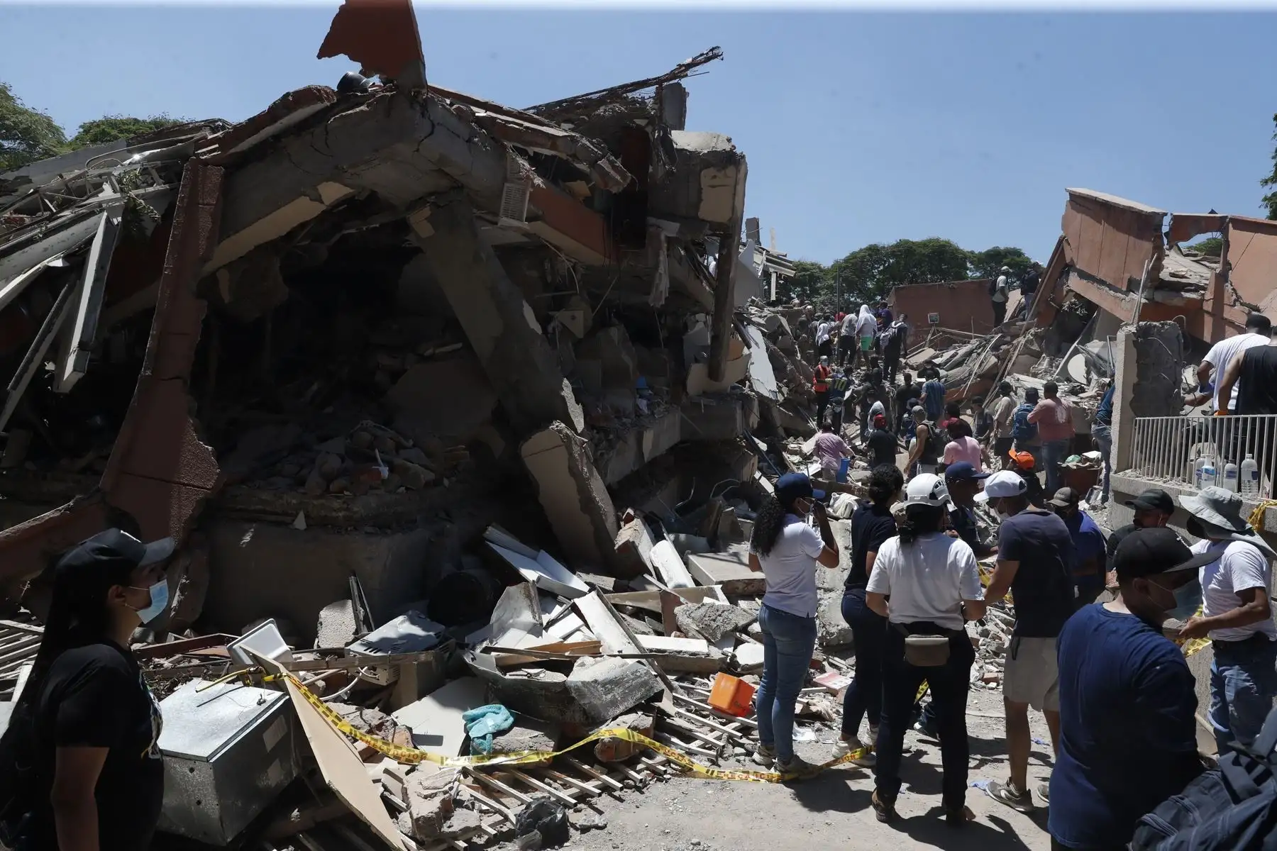 Personas observan los escombros de edificaciones colapsadas por el terremoto de magnitud 7,4 que sacudió esta mañana el país, este lunes en Cali. El Gobierno colombiano declaró la situación de "desastre nacional" por el terremoto que deja al menos 71 personas fallecidas en el país, 29 de ellas en ciudades capitales. Foto: EFE