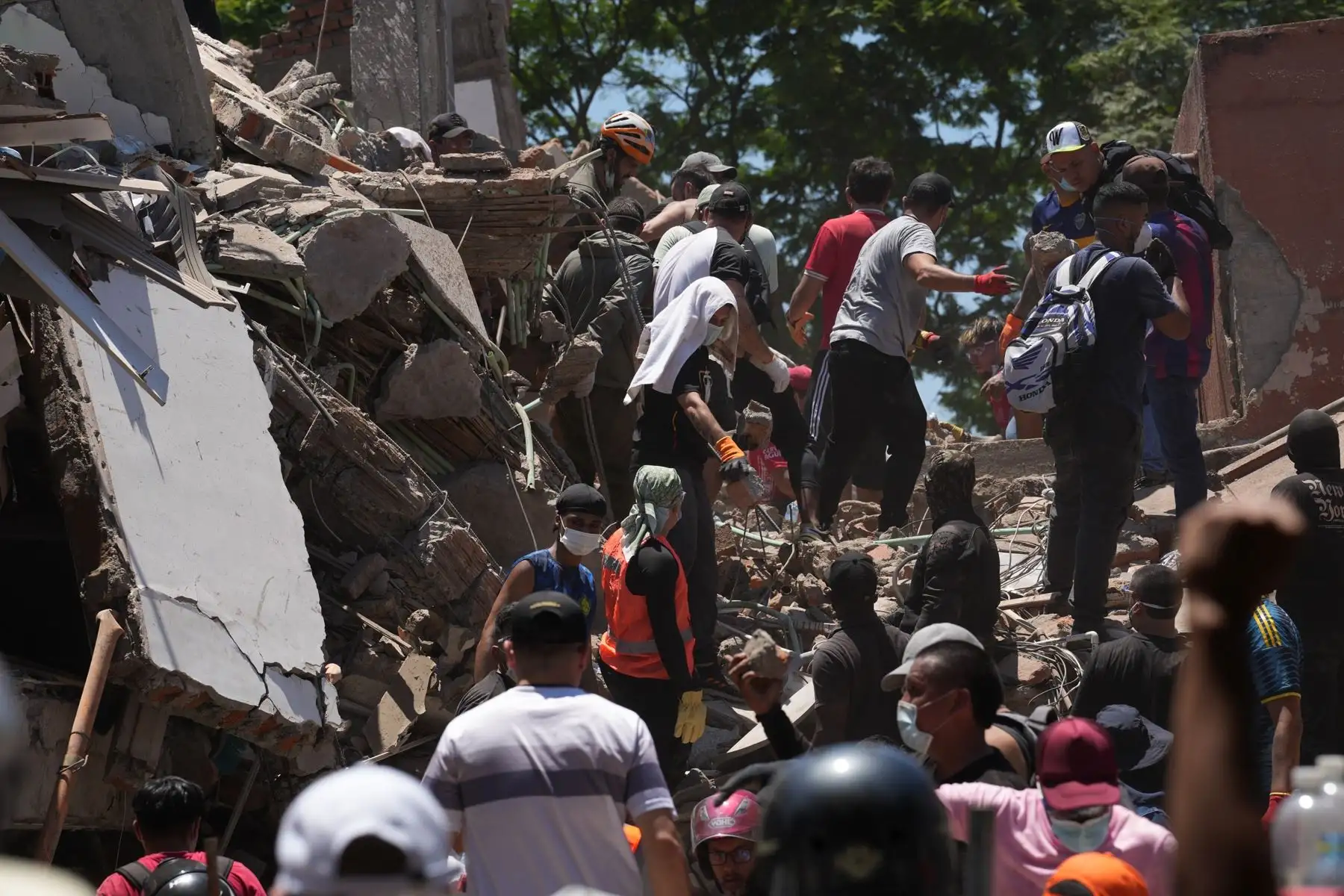Integrantes del cuerpo de Bomberos de Cali y civiles buscan entre los escombros de edificaciones colapsadas por el terremoto de magnitud 7,4 que sacudió esta mañana el país, este lunes en Cali (Colombia). Foto: EFE