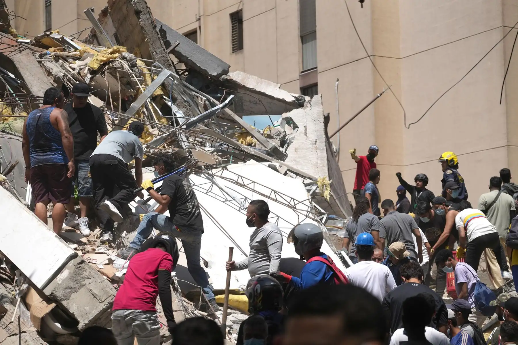 Bomberos de Cali y civiles buscan entre los escombros de edificaciones colapsadas por el terremoto de magnitud 7.4 que sacudió esta mañana Colombia. Foto: EFE