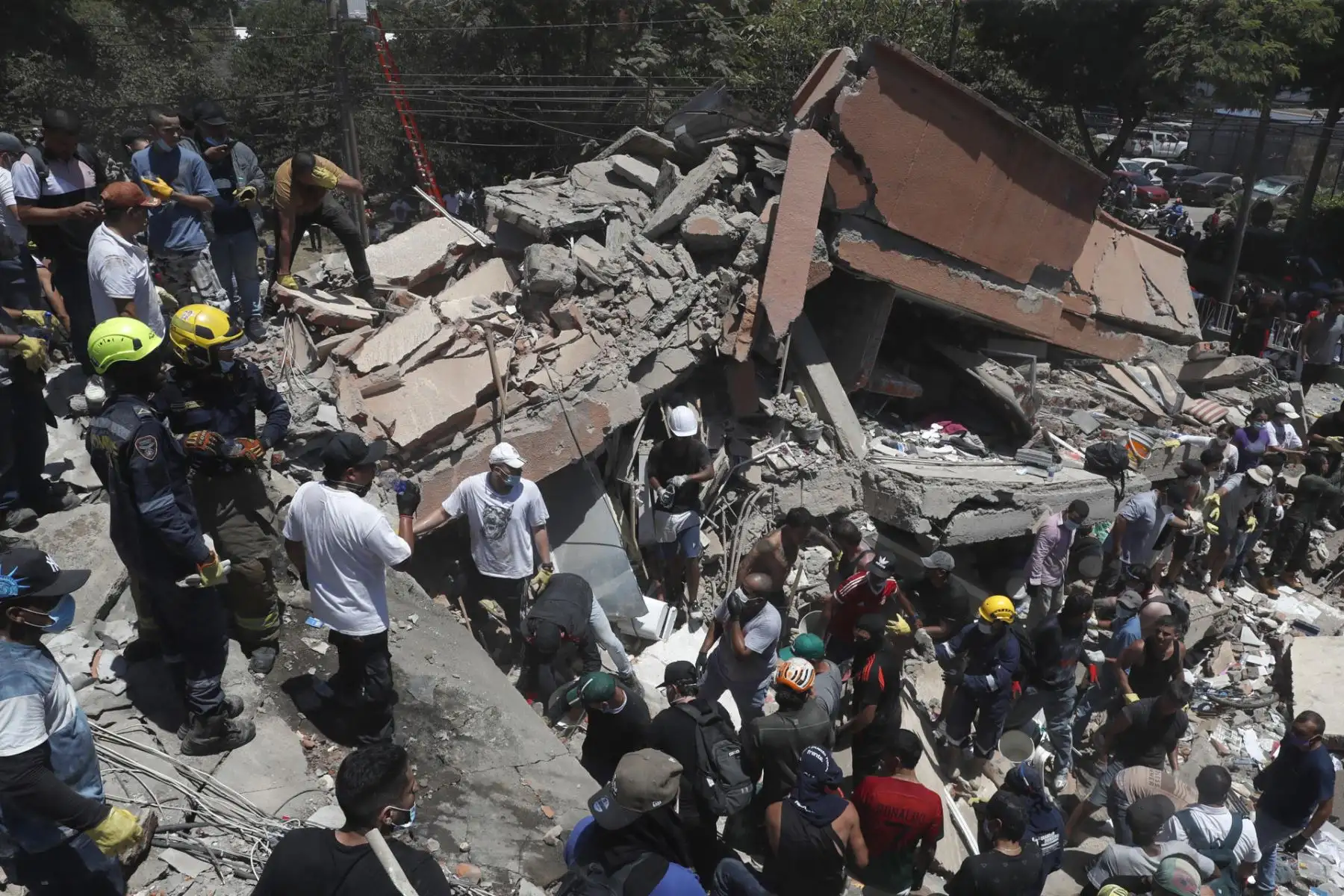 Personas buscan entre los escombros de una edificación colapsada por el terremoto de magnitud 7,4 que sacudió al país, este lunes en Cali, Colombia. Foto: EFE