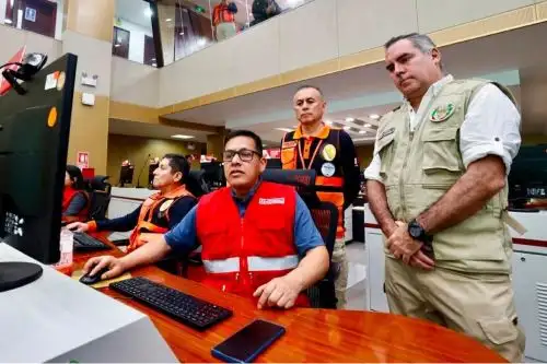 Ministro de Defensa, Rafael Belaunde, constató capacidades del COEN en monitores de emergencias en el país.