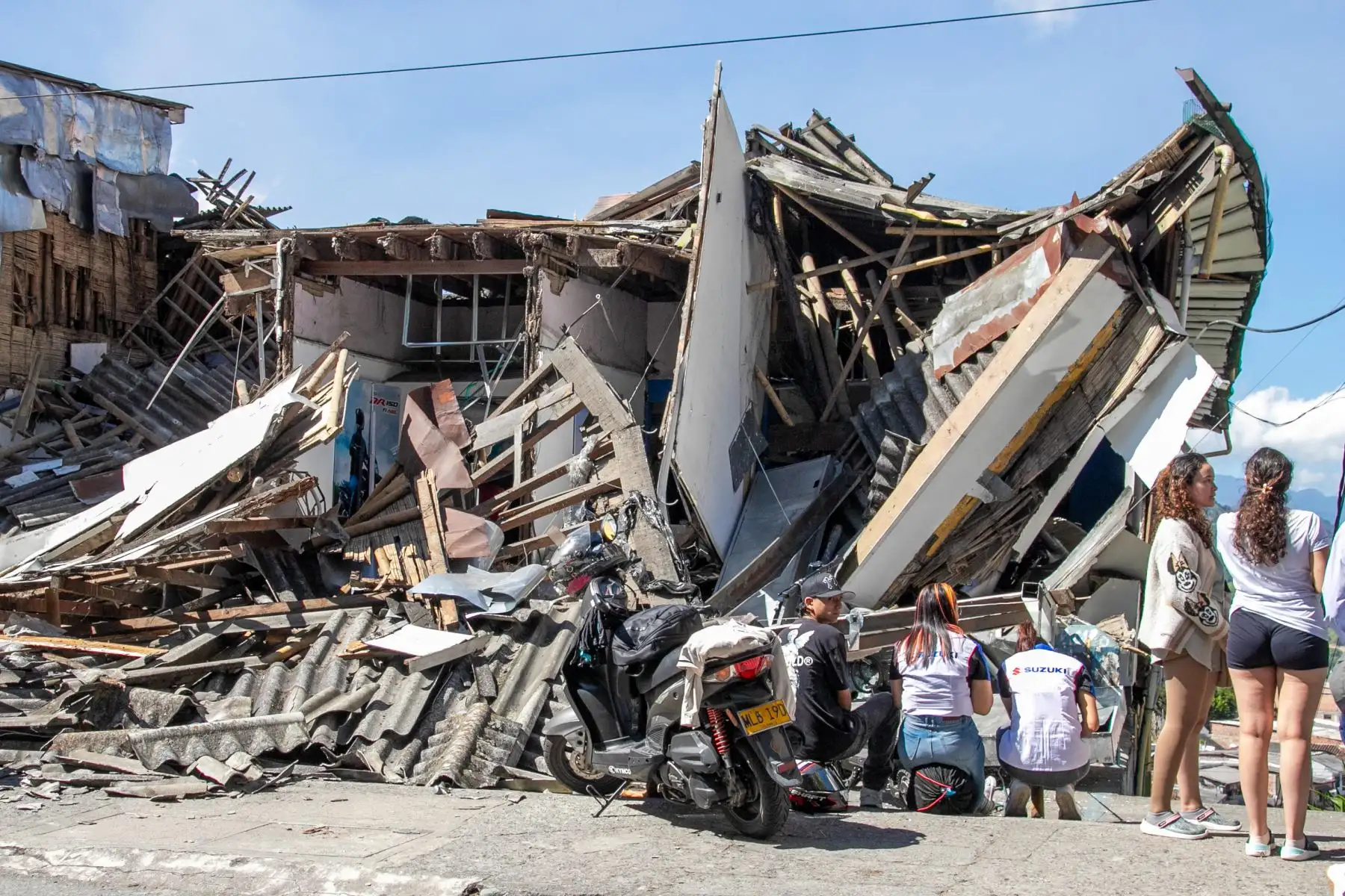 Personas observan una edificación destruida por un terremoto de magnitud 7,4 este lunes, en Manizales, Colombia. El presidente de Colombia, Abelardo de la Espriella, afirmó que el terremoto que sacudió la mayor parte del país, deja una cifra parcial de 111 fallecidos y una gran destrucción en al menos cinco departamentos. Foto: EFE
