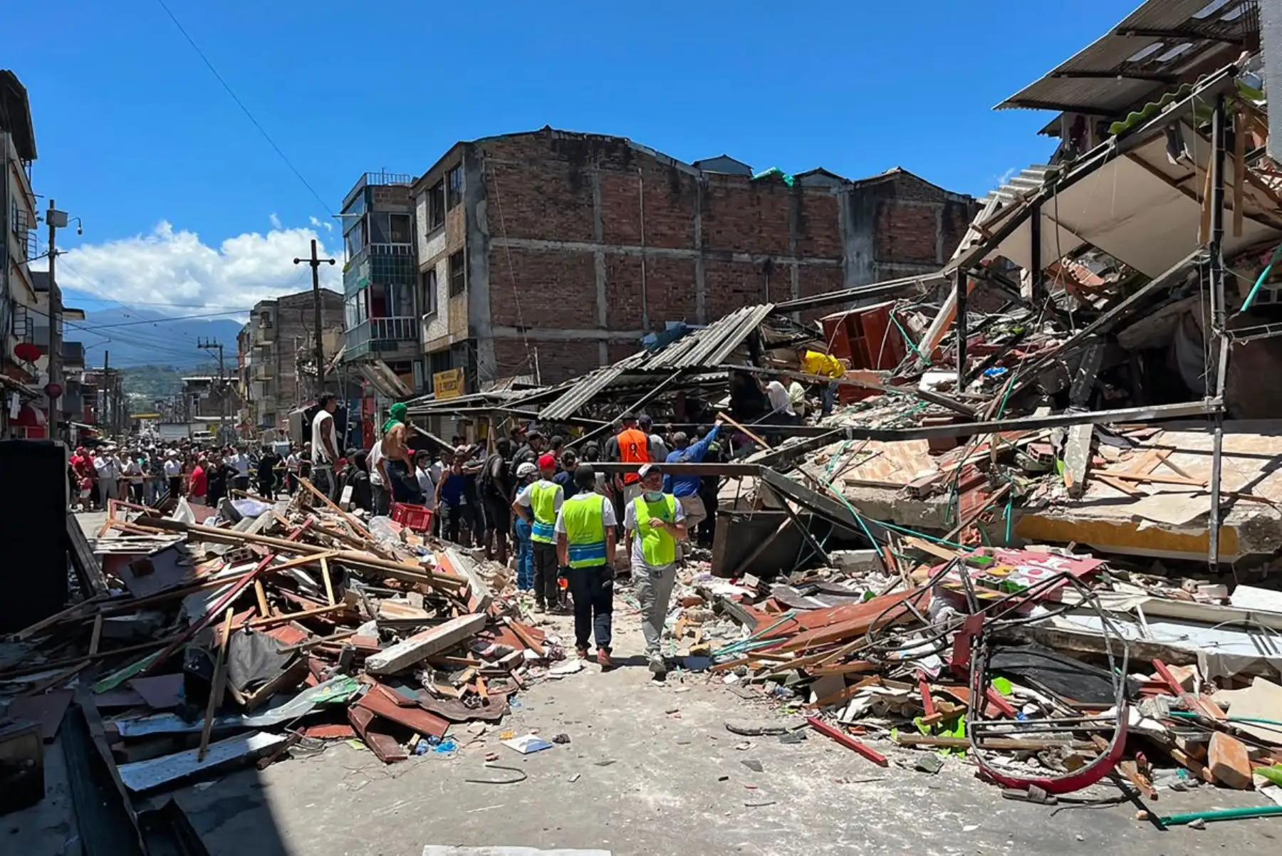 Equipos de rescate buscan sobrevivientes entre los escombros de un edificio colapsado tras un terremoto en Pereira, Colombia, el 10 de agosto de 2026. El movimiento telúrico también se sintió en países vecinos. Foto: AFP