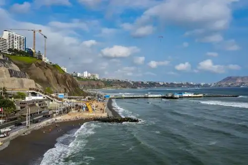 Durante un invierno atípico Lima llegó hoy a los 26° grados