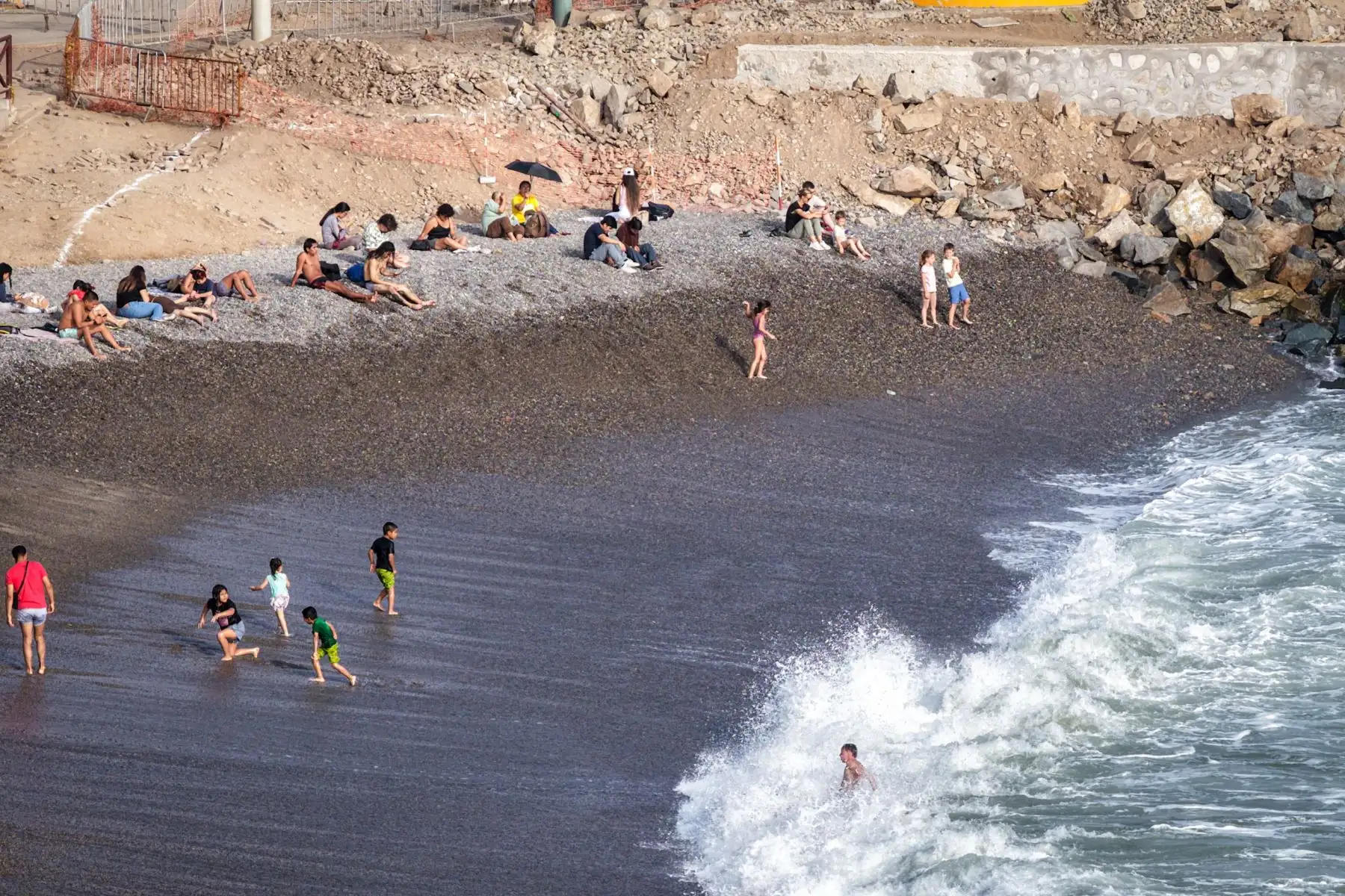 Hoy Lima llego a una inusual temperatura de 26° grados,  durante un invierno atípico donde el frío no se ha presentado y los limeños pueden disfrutar de días de playa.   Foto: ANDINA/Ricardo Cuba