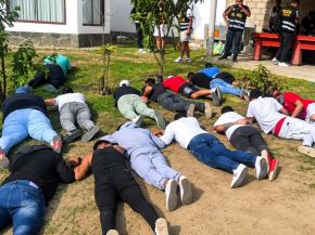 Durante el operativo policial fueron intervenidos 30 ciudadanos extranjeros y se incautó armas de fuego, municiones, vehículos y droga. Foto: Difusión