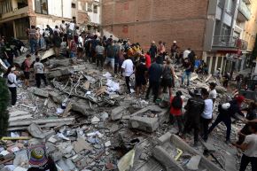 Equipos de rescate y residentes de Pereira buscan supervivientes en un edificio colapsado tras el terremoto que sacudió Colombia el 10 de agosto de 2026. Foto: AFP