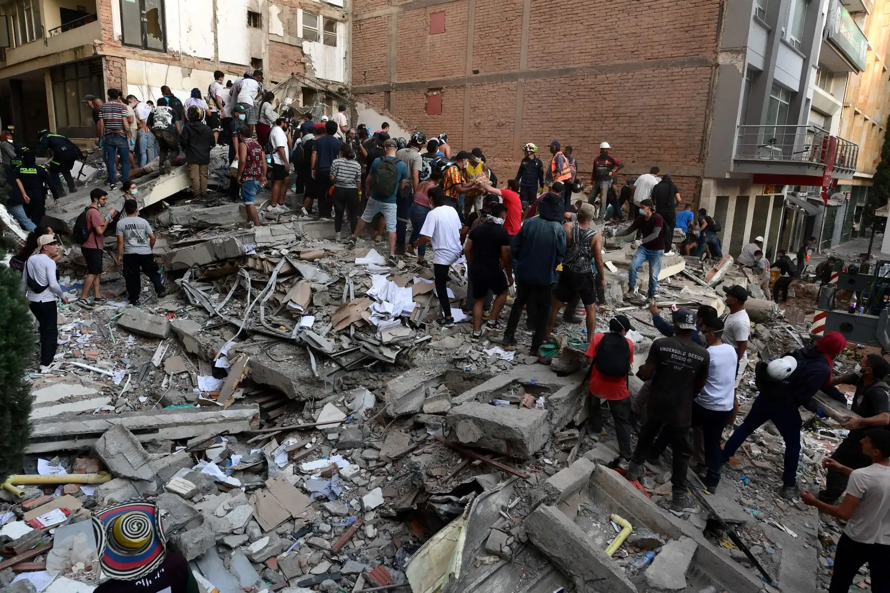 Equipos de rescate y residentes de Pereira buscan supervivientes en un edificio colapsado tras el terremoto que sacudió Colombia el 10 de agosto de 2026. Foto: AFP