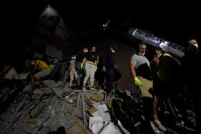 Equipos de rescate y residentes buscan supervivientes en un edificio colapsado tras el terremoto que sacudió Colombia. Foto: AFP