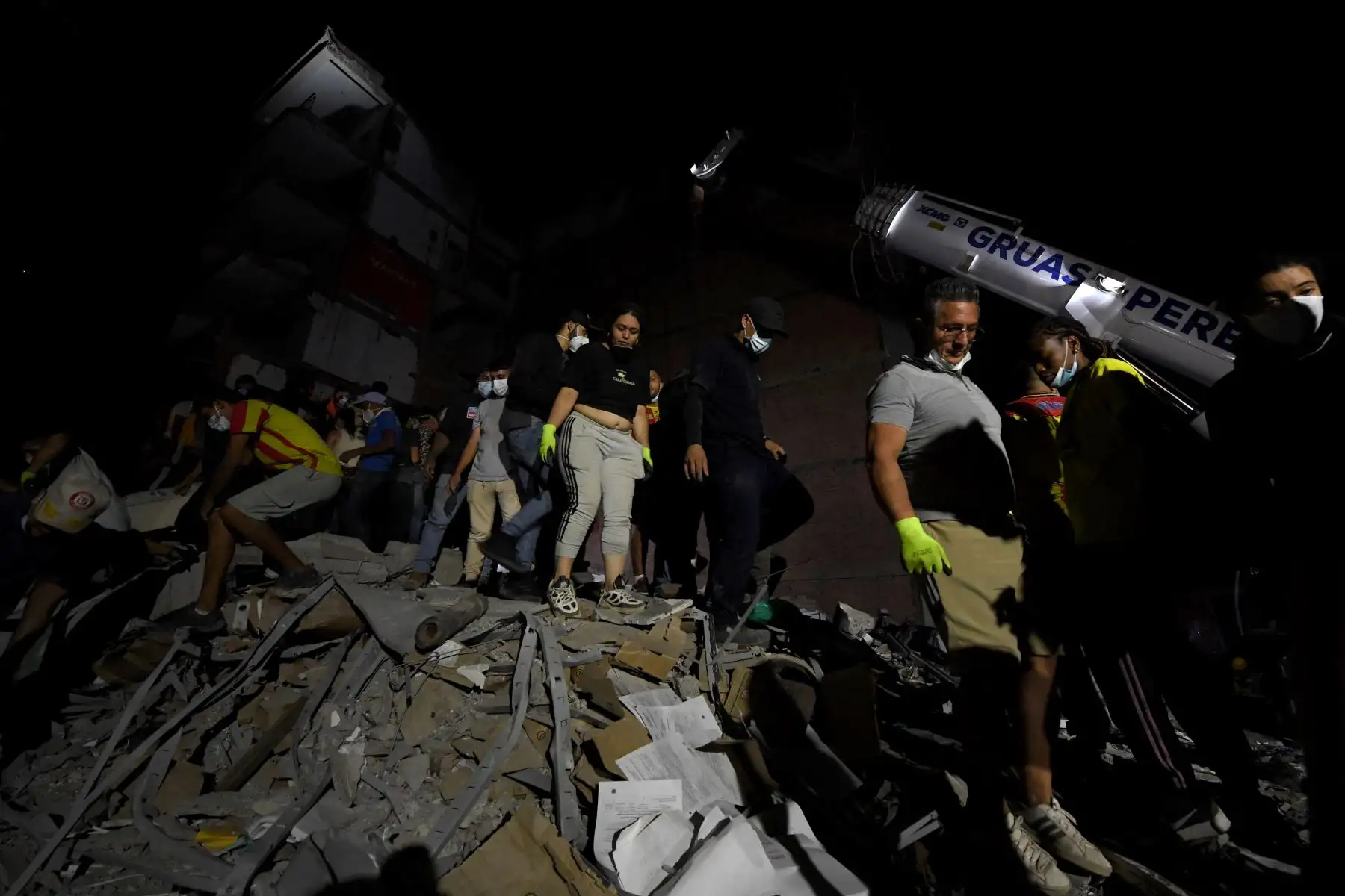 Equipos de rescate y residentes buscan supervivientes en un edificio colapsado tras el terremoto que sacudió Colombia. Foto: AFP