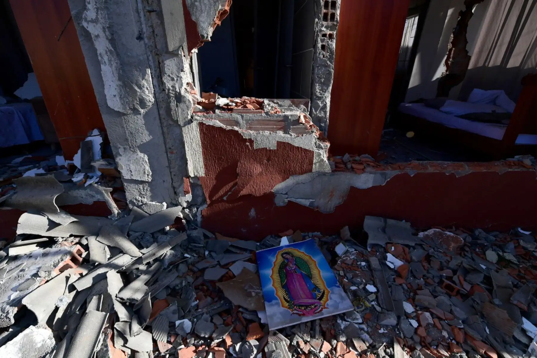 Se observa una imagen de la Virgen de Guadalupe entre los escombros de un edificio colapsado tras el terremoto en Pereira, Colombia.  Foto: AFP