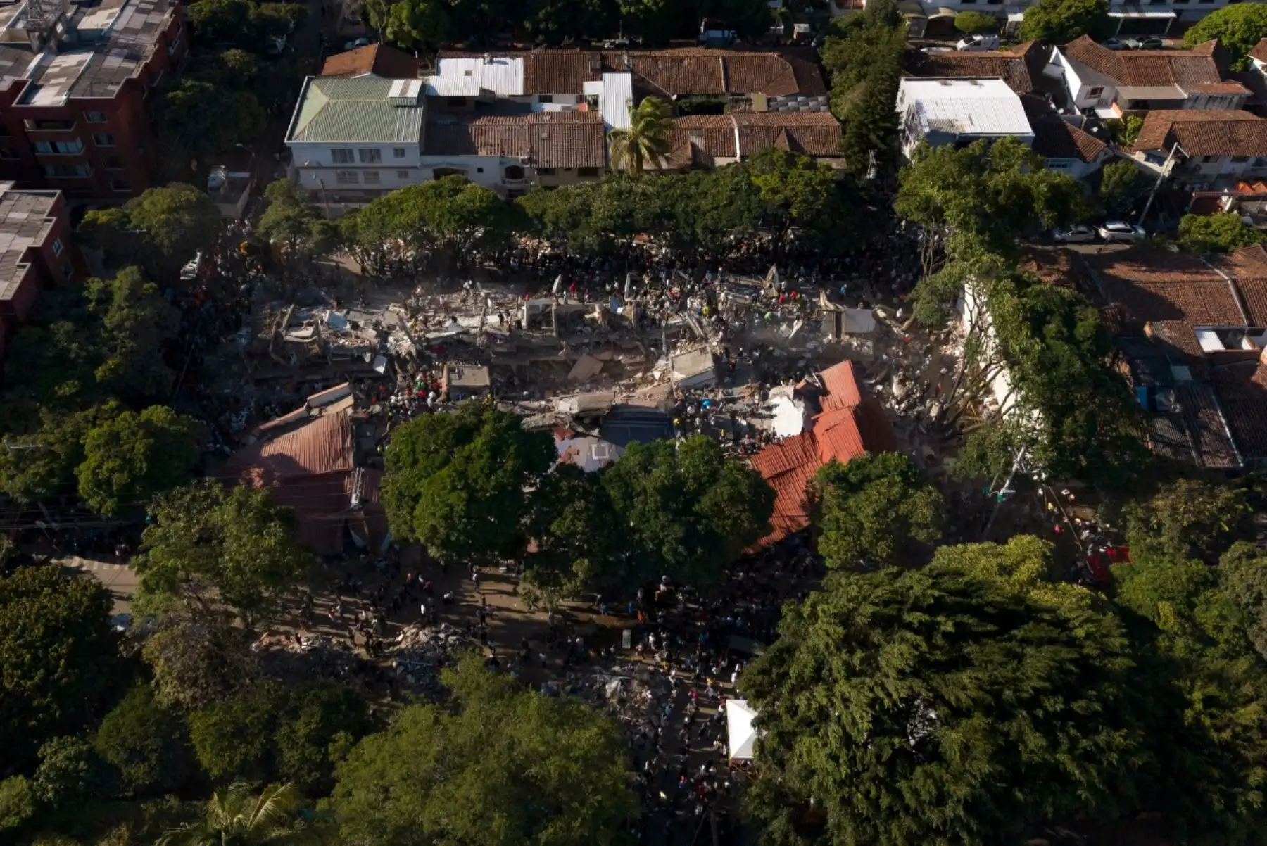 Esta vista aérea muestra un edificio derrumbado tras el terremoto en Cali, Colombia. Foto: AFP