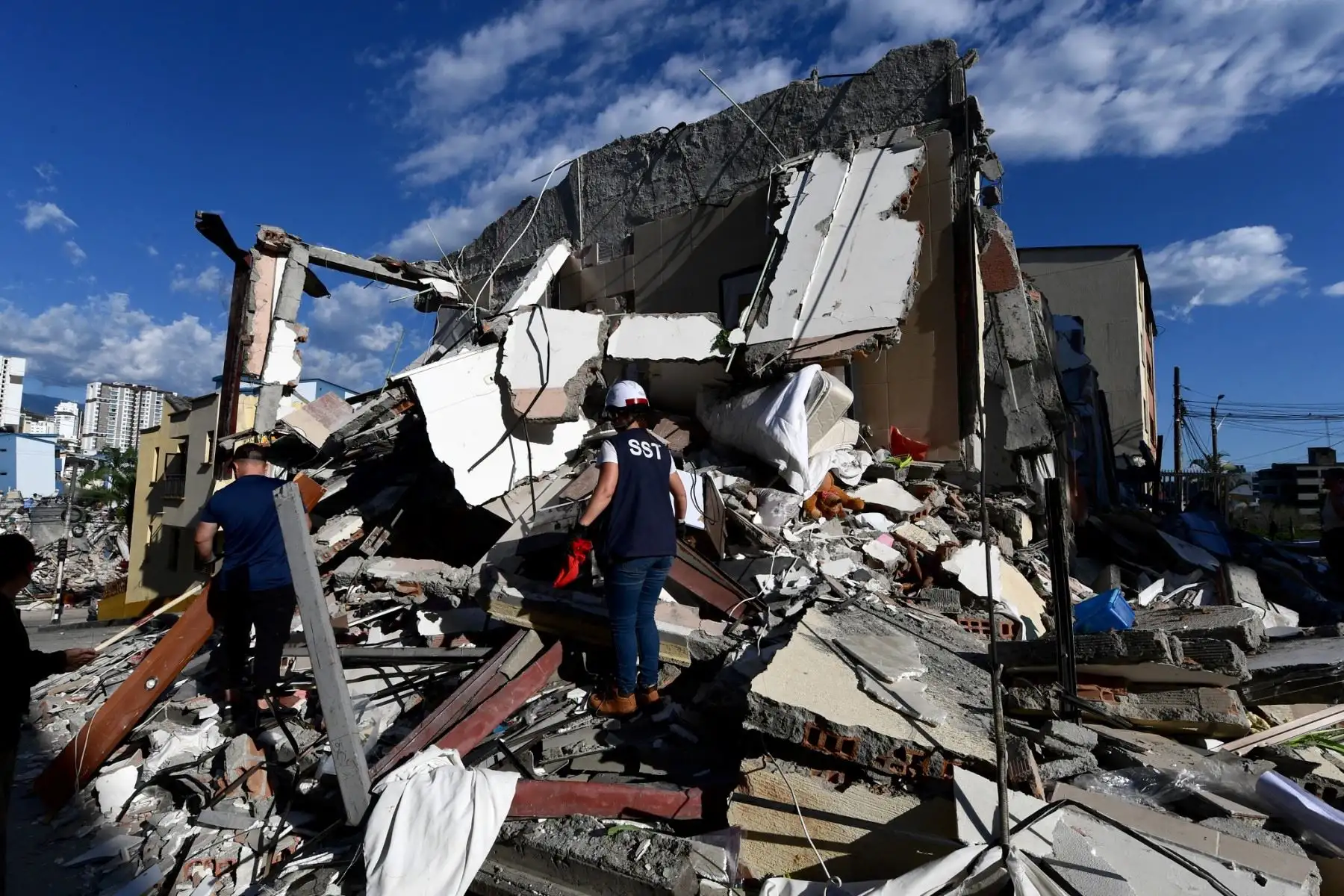 Equipos de rescate buscan sobrevivientes entre los escombros de un edificio derrumbado tras un terremoto en Pereira, Colombia. Foto: AFP