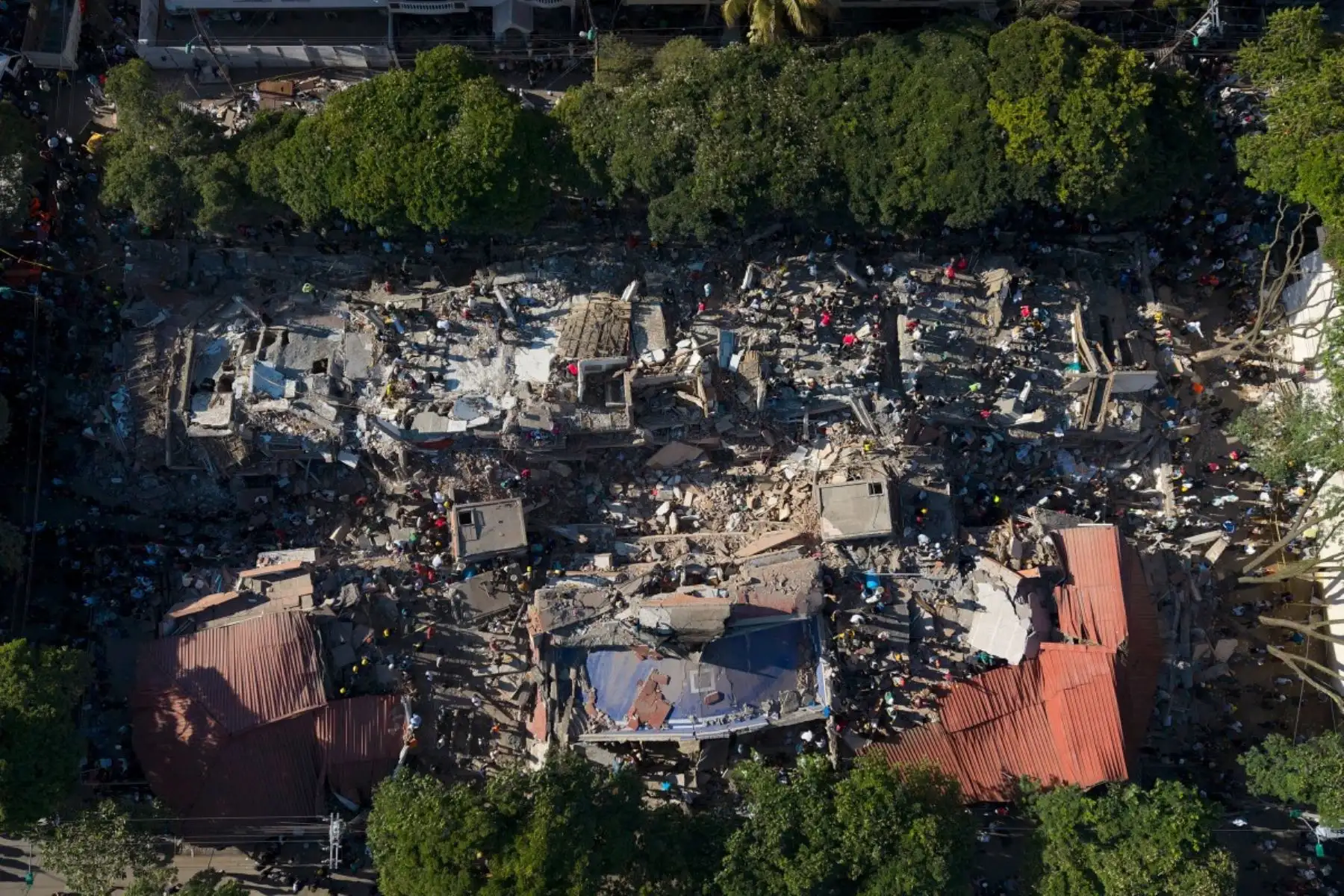 Esta vista aérea muestra un edificio derrumbado tras el terremoto en Cali, Colombia. Un sismo de magnitud 7,4 sacudió Colombia. Foto: AFP