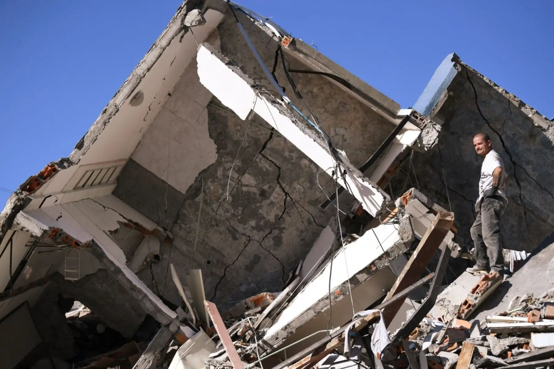 Un rescatista busca sobrevivientes entre los escombros de un edificio colapsado tras el terremoto en Pereira, Colombia. Equipos médicos acudieron rápidamente a asistir a las víctimas. Foto: AFP