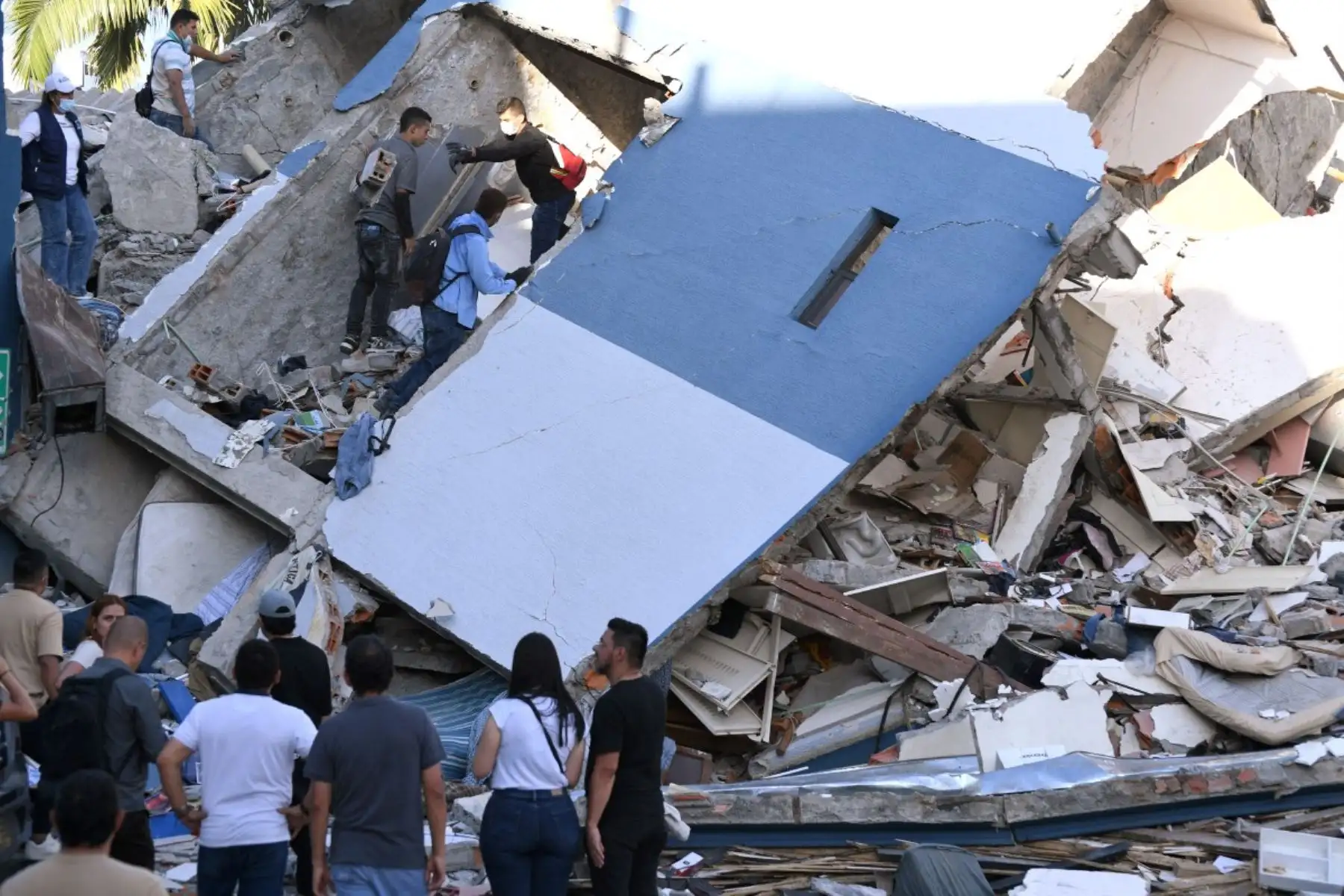 Personas buscan supervivientes entre los escombros de un edificio colapsado tras el terremoto en Pereira, Colombia. El sismo de magnitud 7,4 sacudió Colombia y causó la muerte de al menos 111 personas, dañando más de 1,500 edificios. Foto: AFP