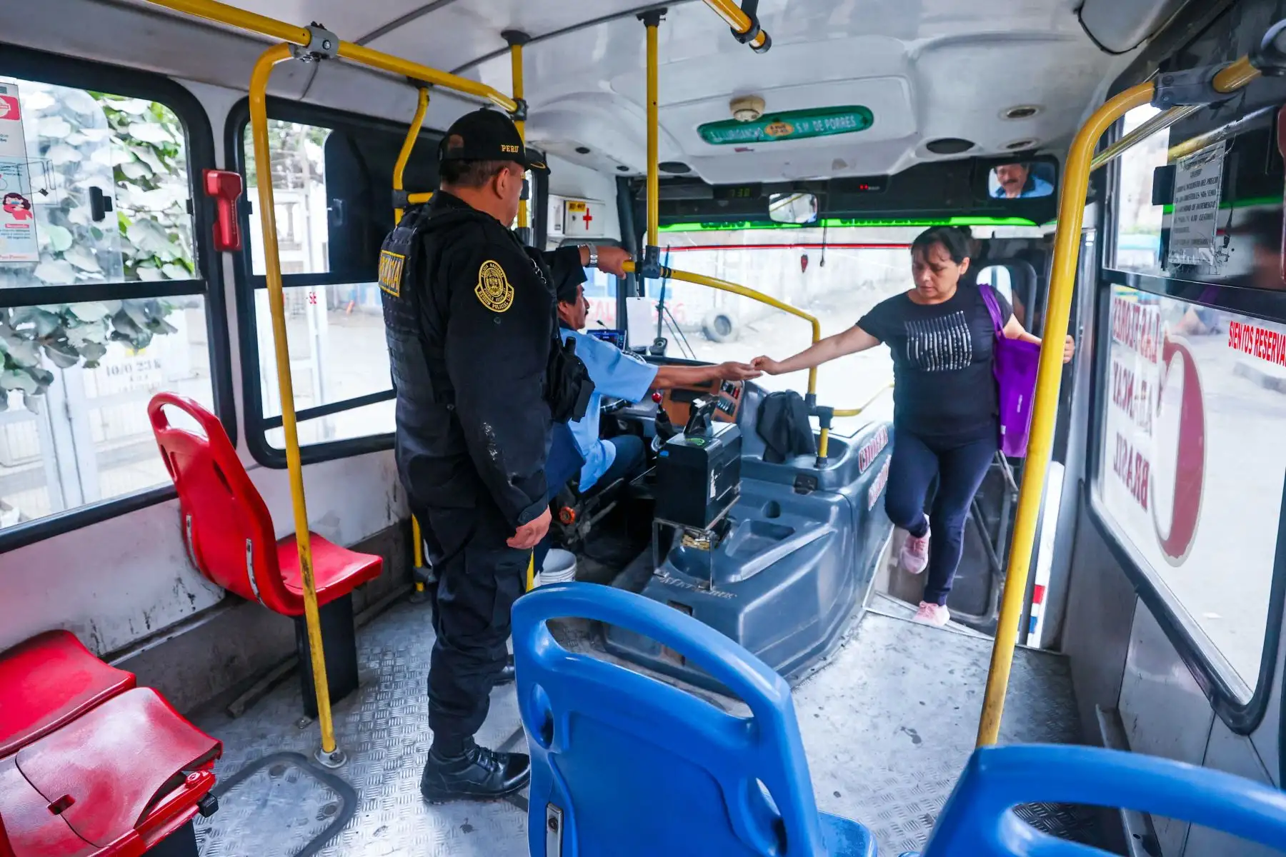 La Policía Nacional del Perú (PNP) y las Fuerzas Armadas reforzaron las acciones de seguridad y vigilancia en diferentes empresas de transporte, como parte del nuevo Plan Escudo, que busca fortalecer la prevención y protección en puntos estratégicos de la ciudad. Foto: ANDINA/ Vidal Tarqui
