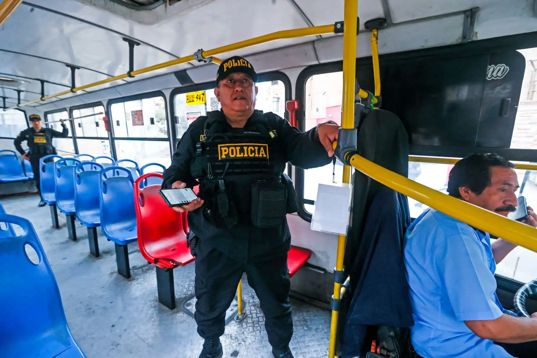 Efectivos de la PNP y las Fuerzas Armadas desarrollan operativos de prevención y vigilancia en diferentes empresas de transporte, en el marco del nuevo Plan Escudo, destinado a fortalecer la seguridad en zonas estratégicas. Foto: ANDINA/ Vidal Tarqui