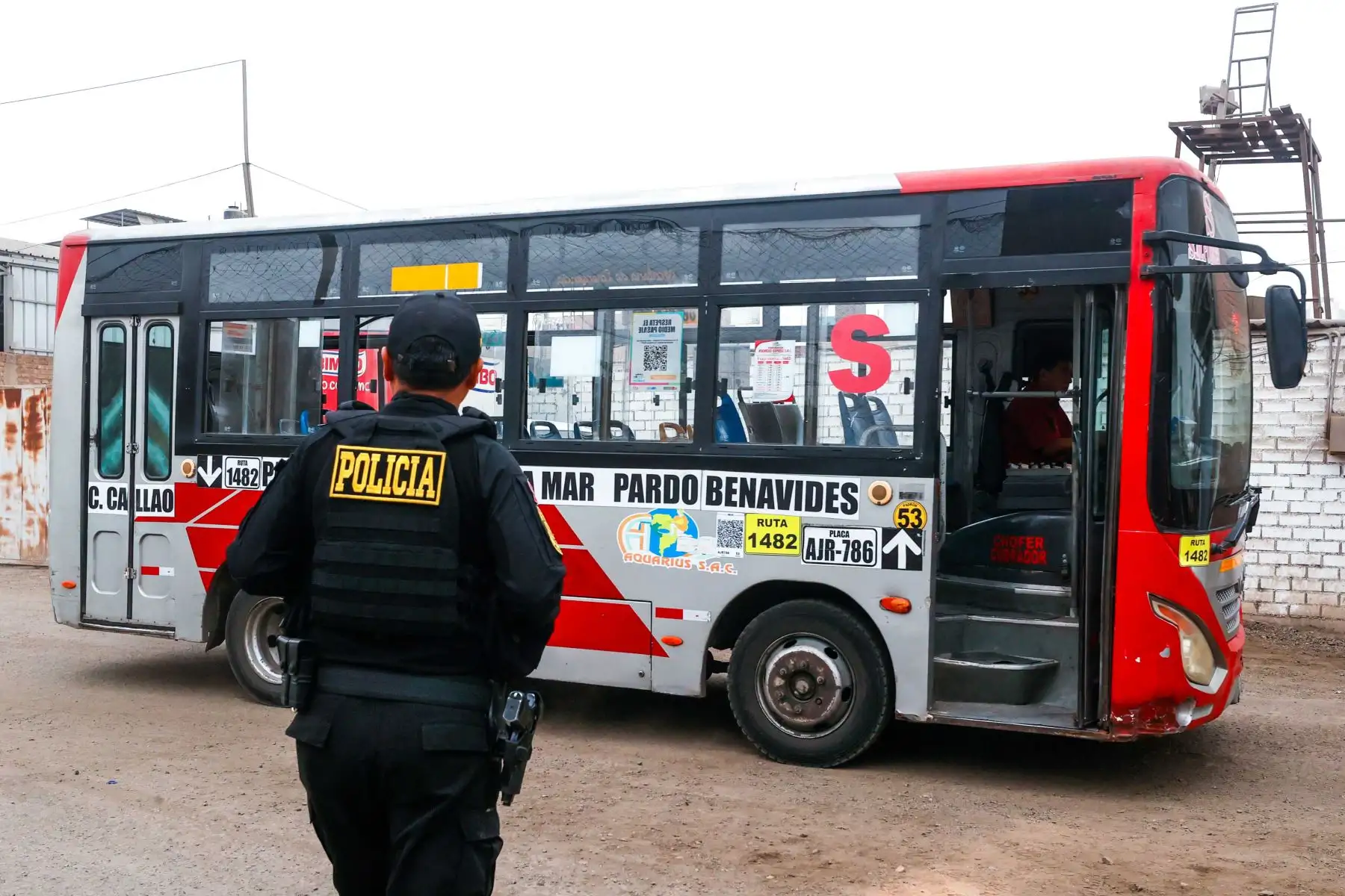 Efectivos de la PNP y las Fuerzas Armadas desarrollan operativos de prevención y vigilancia en diferentes empresas de transporte, en el marco del nuevo Plan Escudo, destinado a fortalecer la seguridad en zonas estratégicas. Foto: ANDINA/ Vidal Tarqui