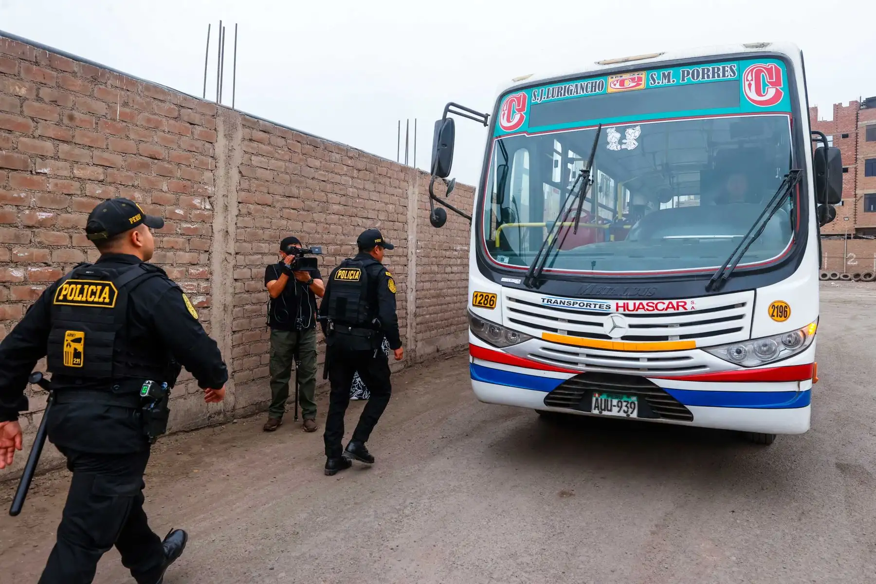 Efectivos de la PNP y las Fuerzas Armadas desarrollan operativos de prevención y vigilancia en diferentes empresas de transporte, en el marco del nuevo Plan Escudo, destinado a fortalecer la seguridad en zonas estratégicas. Foto: ANDINA/ Vidal Tarqui