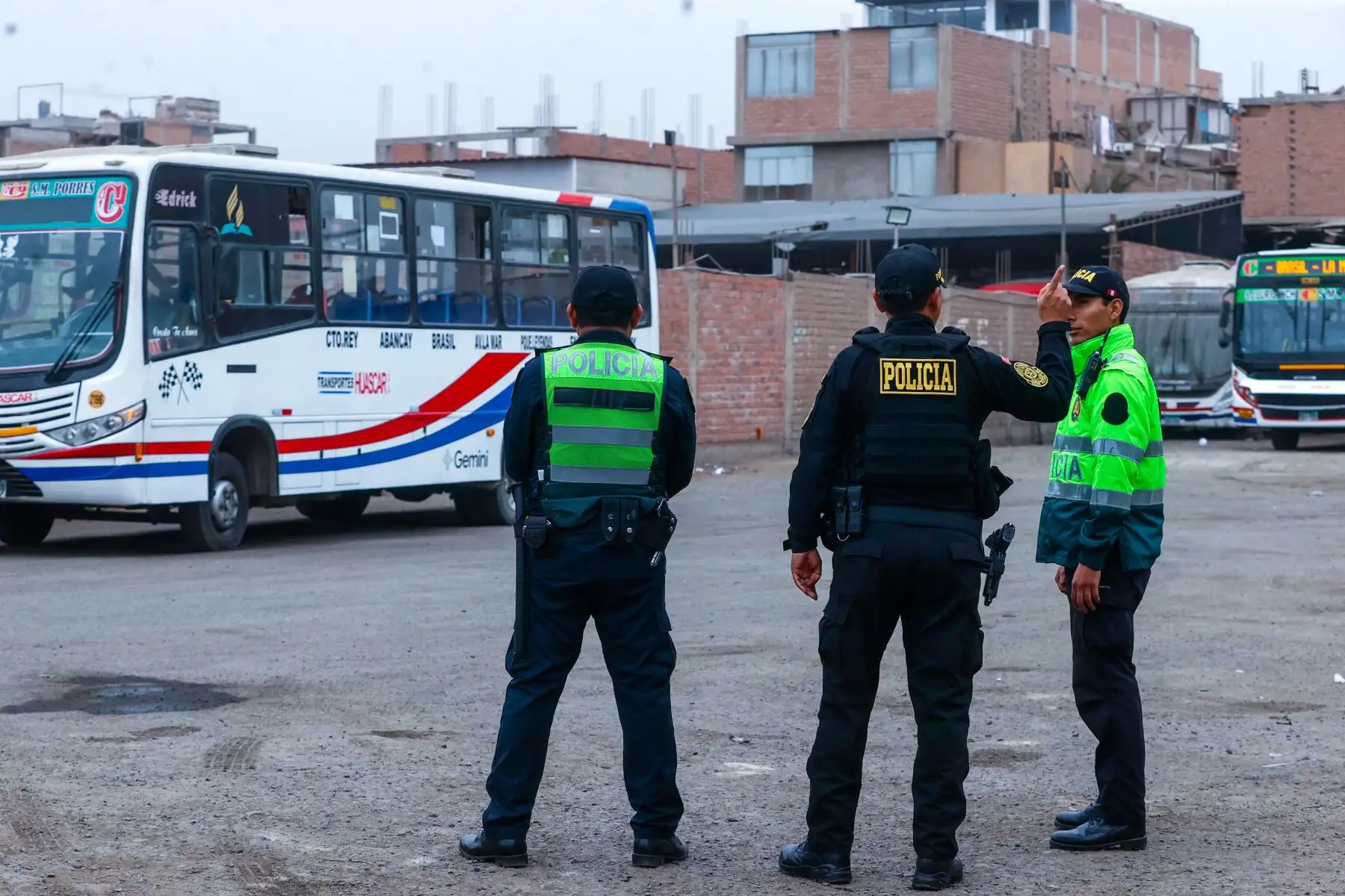 Como parte del Plan Escudo, agentes de la Policía Nacional y miembros de las Fuerzas Armadas participan en acciones de vigilancia y prevención en diferentes empresas de transporte, con el objetivo de reforzar la seguridad y prevenir hechos delictivos. Foto: ANDINA/ Vidal Tarqui