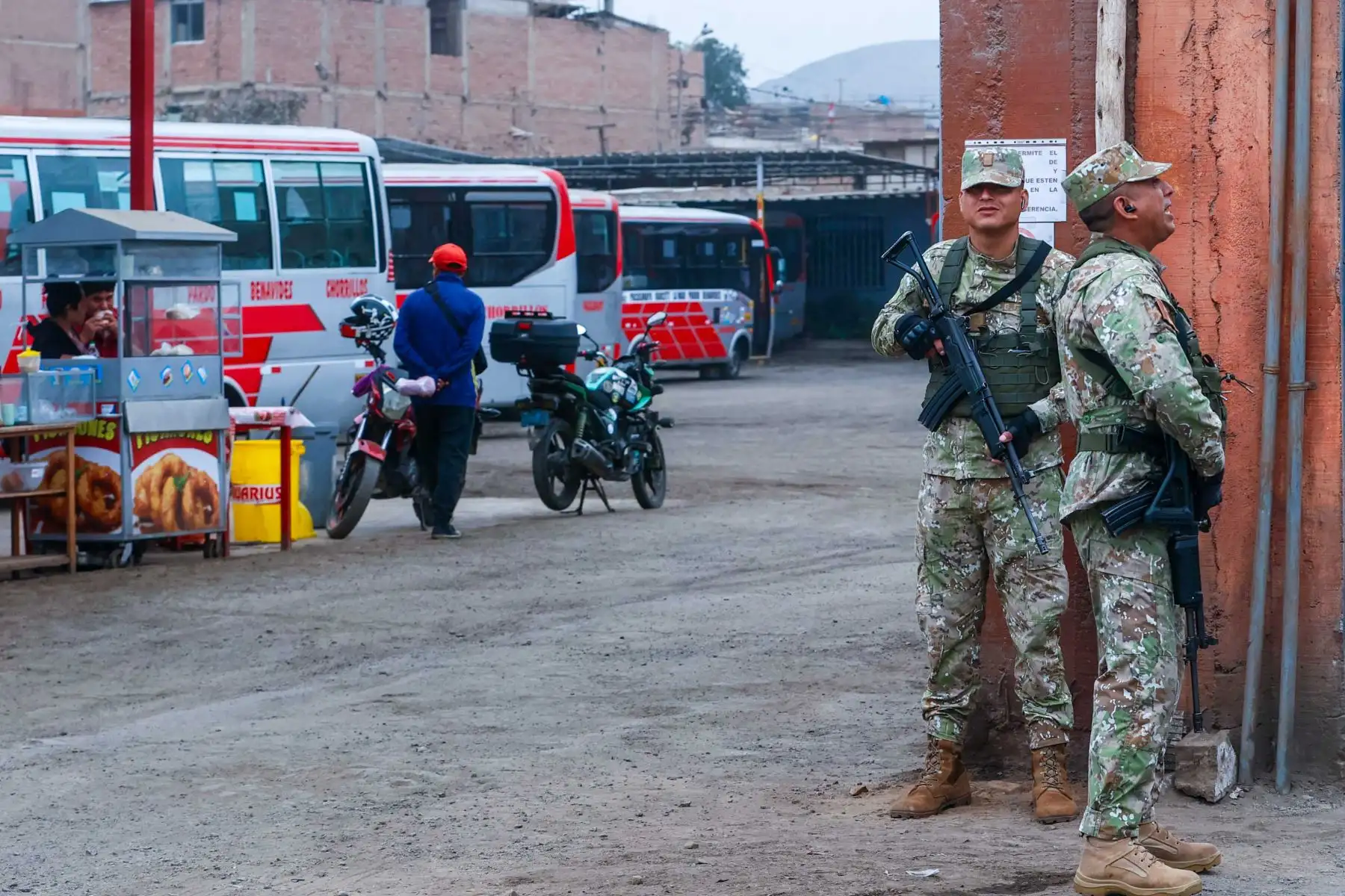 Como parte del Plan Escudo, agentes de la Policía Nacional y miembros de las Fuerzas Armadas participan en acciones de vigilancia y prevención en diferentes empresas de transporte, con el objetivo de reforzar la seguridad y prevenir hechos delictivos. Foto: ANDINA/ Vidal Tarqui