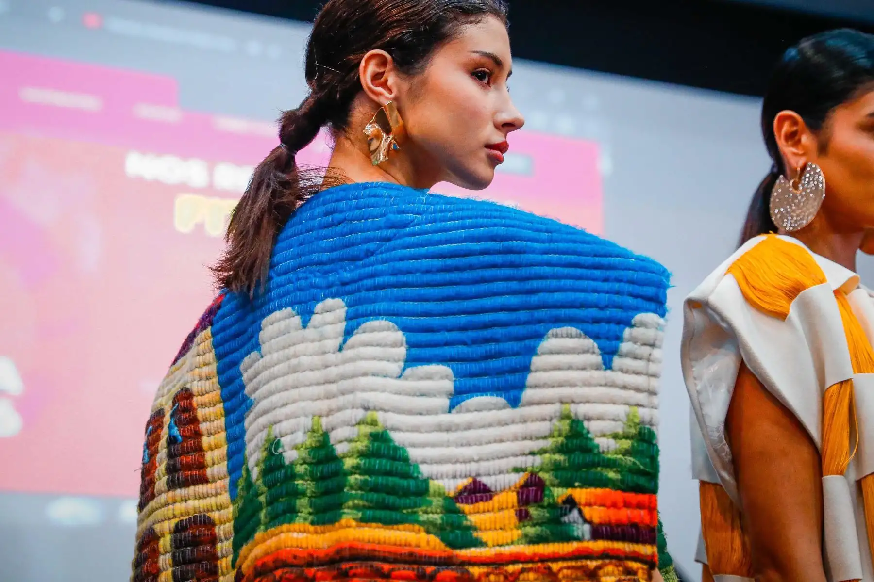 Un desfile de modas se realizó durante el lanzamiento oficial de la IV Feria Internacional de Turismo Avioma Perú, en la sede de Promperú, en San Isidro. La actividad presentó originales diseños inspirados en la cultura peruana. Foto: ANDINA/Daniel Bracamonte.