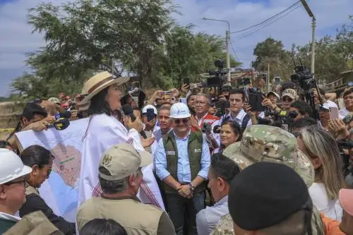 Presidenta Keiko Fujimori supervisa trabajos de descolmatación en Tumán, Lambayeque