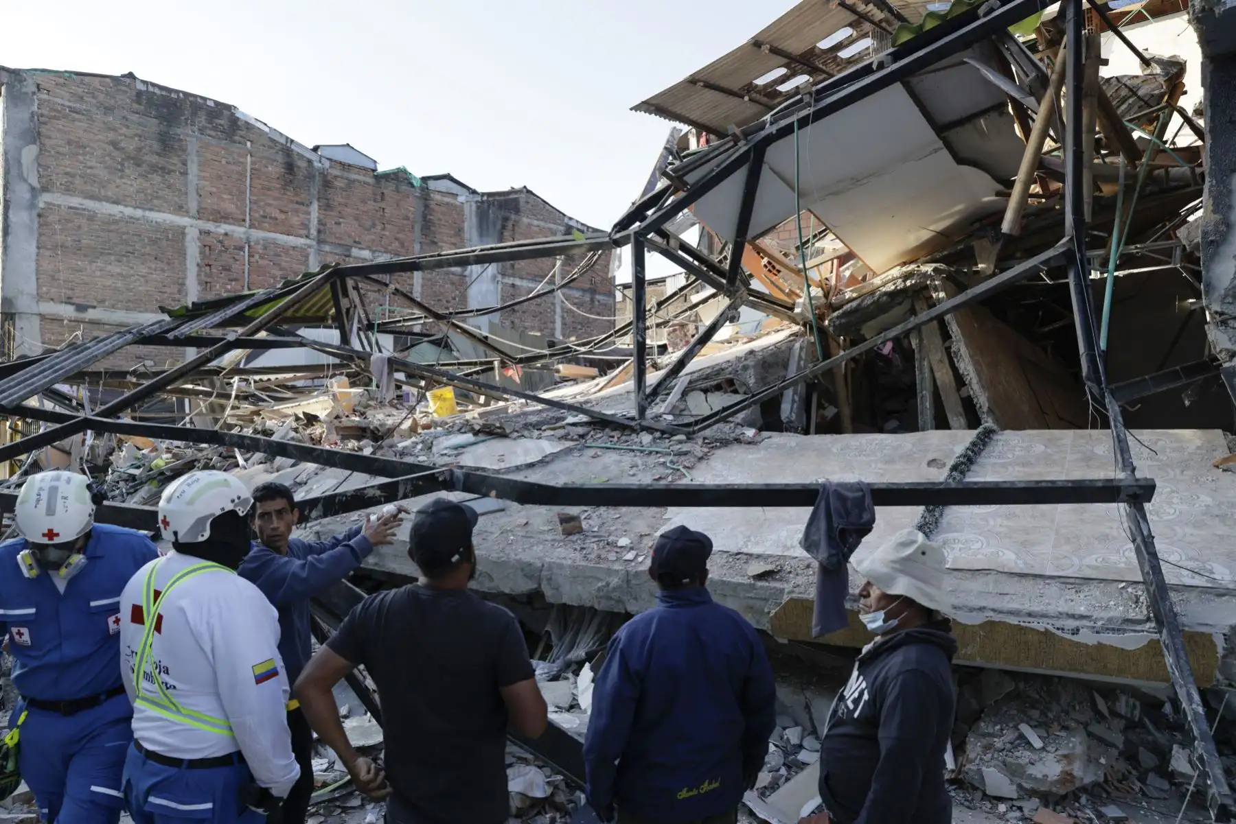 Edificios y casas afectadas este martes en Pereira (Colombia), tras un terremoto de magnitud 7,4 que sacudió al país. Foto: EFE
