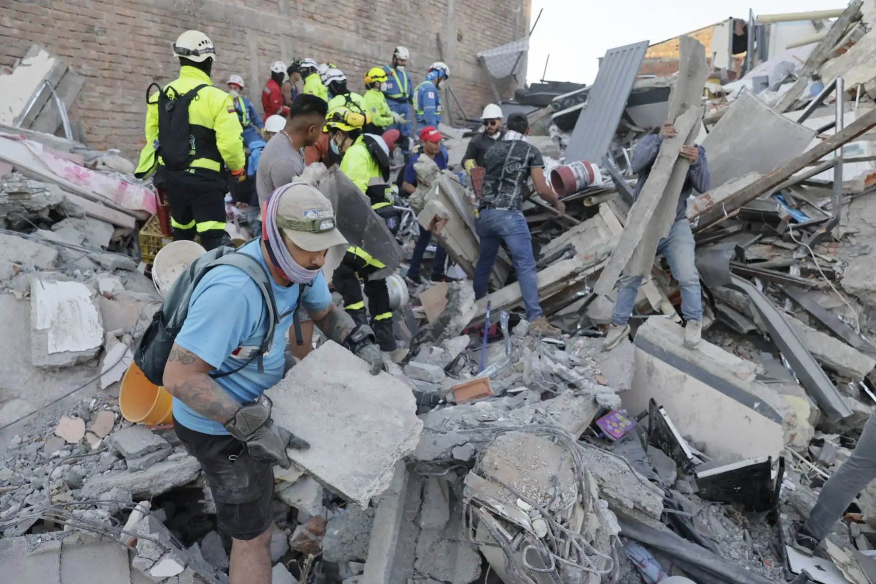 Edificios y casas afectadas este martes, tras un terremoto de magnitud 7,4 que sacudió al país, en Pereira (Colombia). Foto: EFE